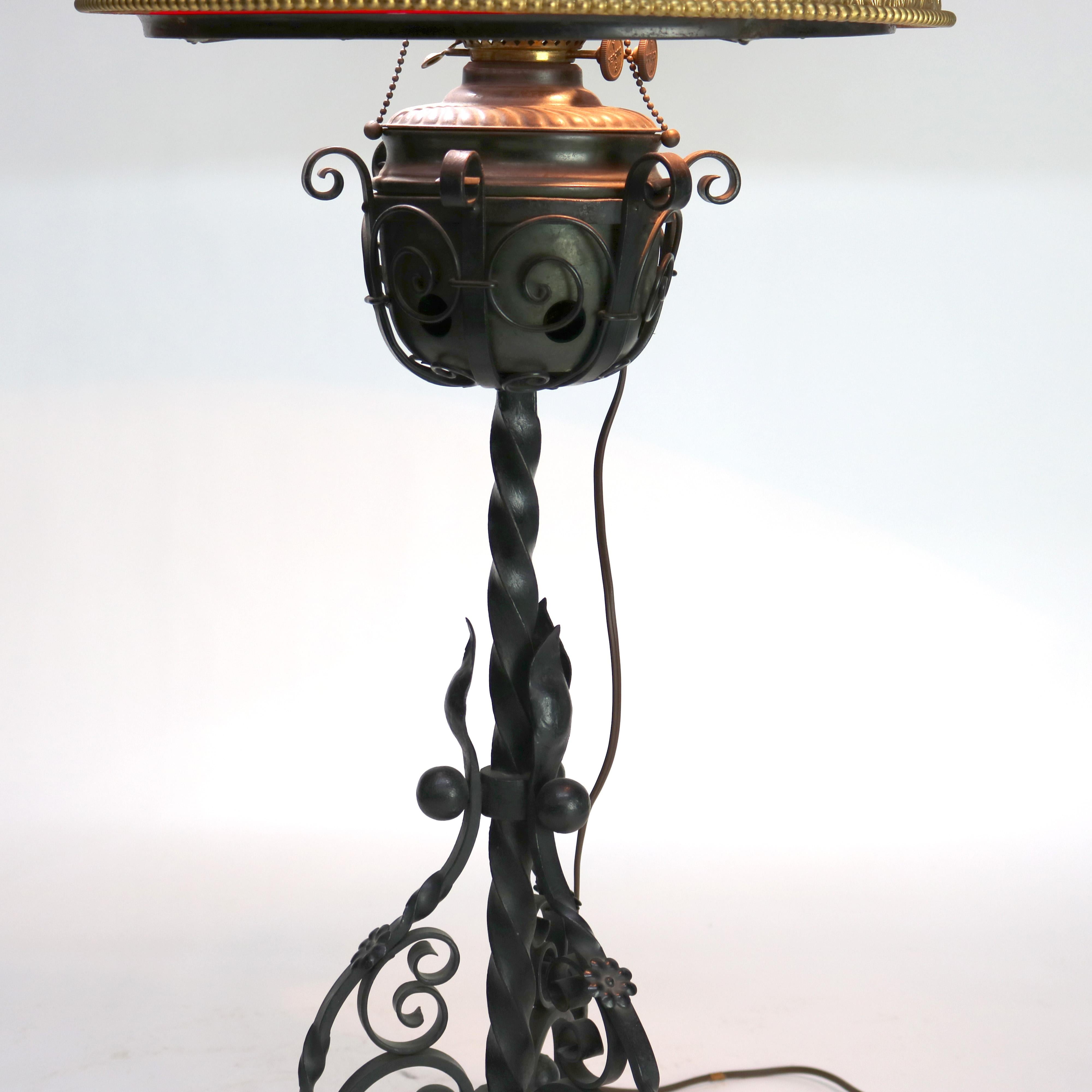 20ième siècle Ancienne lampe de bureau Arts & Crafts en fer forgé avec abat-jour en verre rouge C1920 en vente
