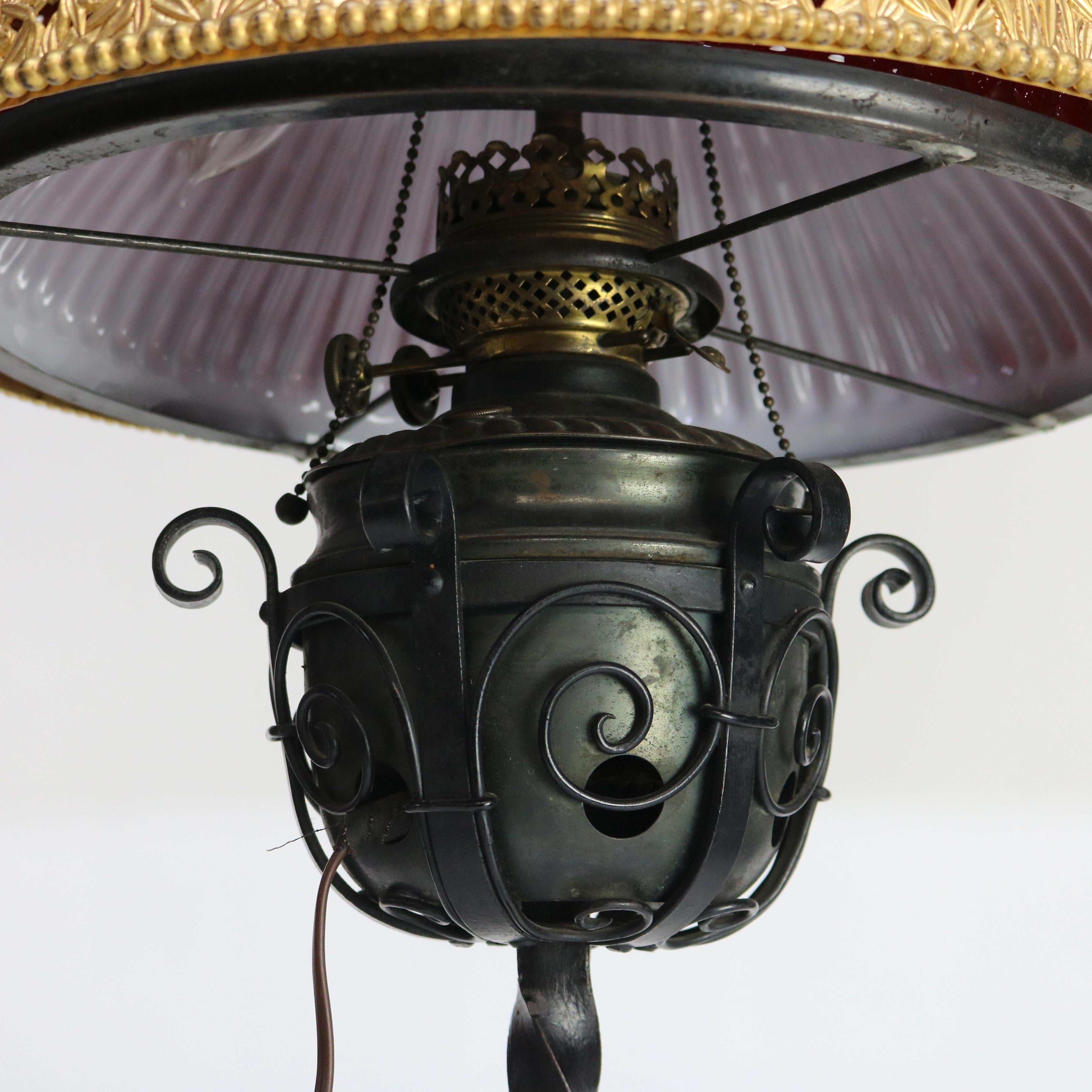 Ancienne lampe de bureau Arts & Crafts en fer forgé avec abat-jour en verre rouge C1920 en vente 2