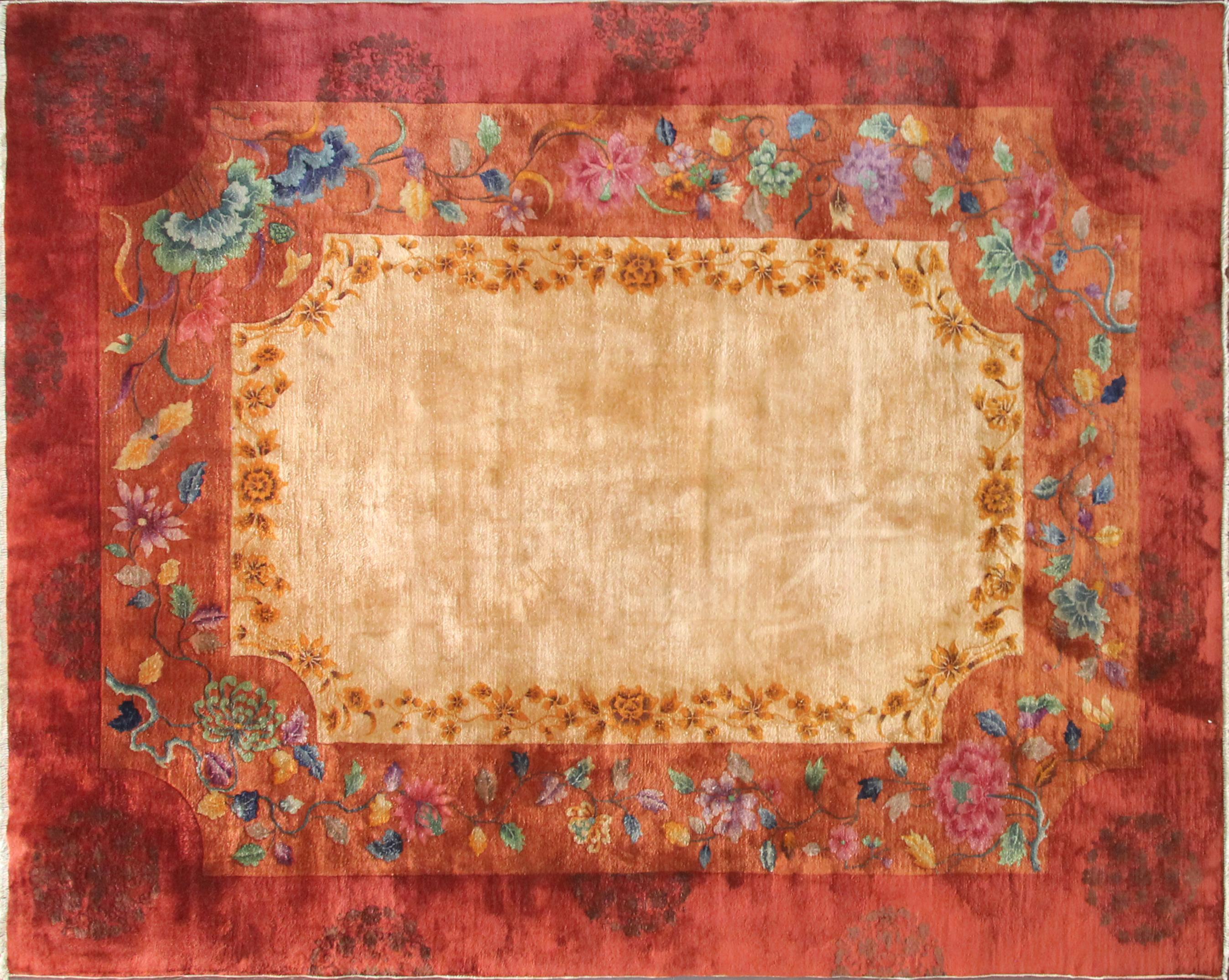 Dieser wunderbare Art-Déco-Teppich wurde in China hergestellt, etwa in den 1910er oder 1920er Jahren. Walter Nichols war ein großer amerikanischer Teppichproduzent (die Art-Déco-Teppiche, die nicht von ihm stammten) in Tientsin. Die Teppiche aus