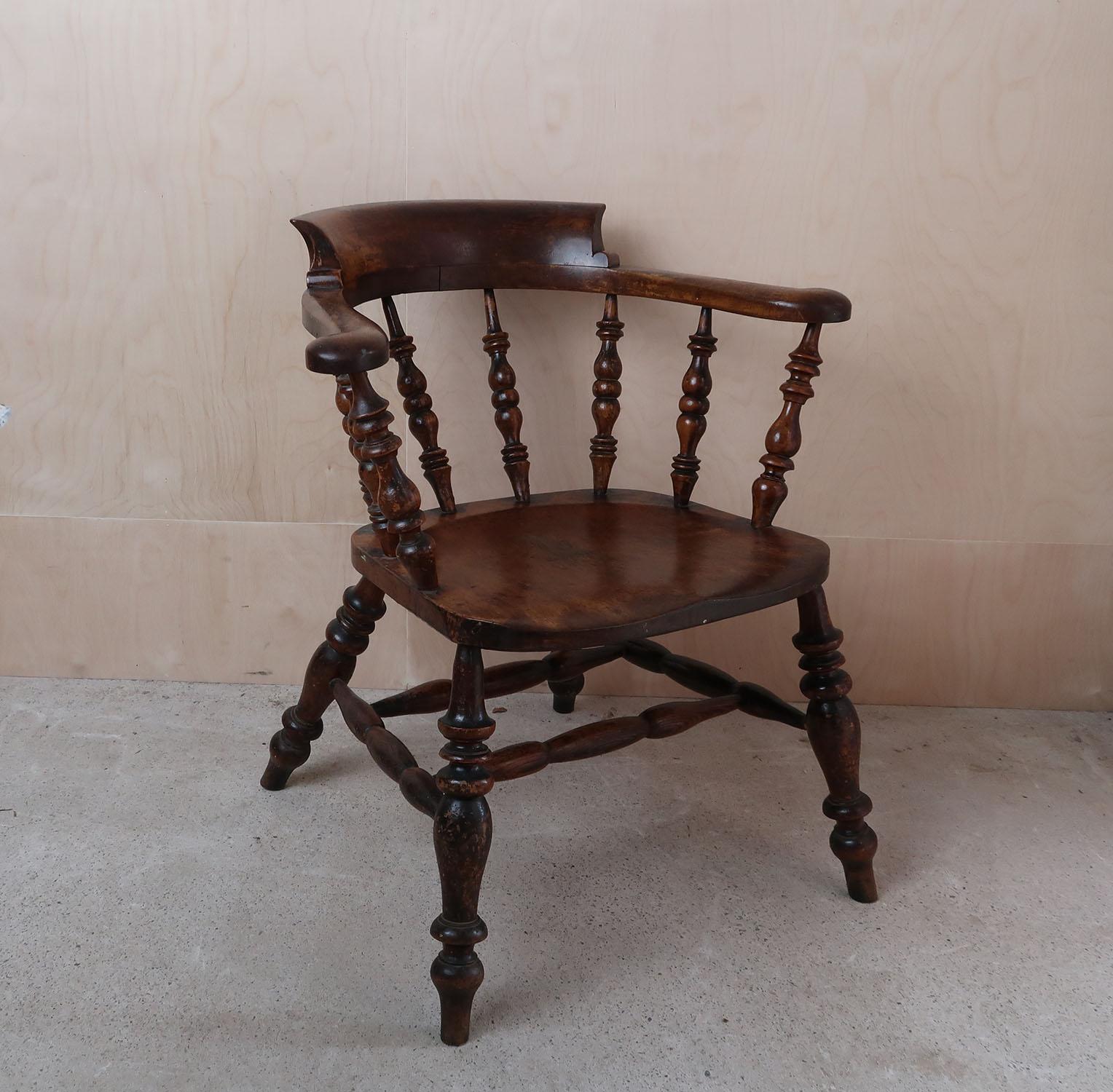 Anglais Chaise de capitaine antique en frêne et orme, Angleterre, 19ème siècle en vente