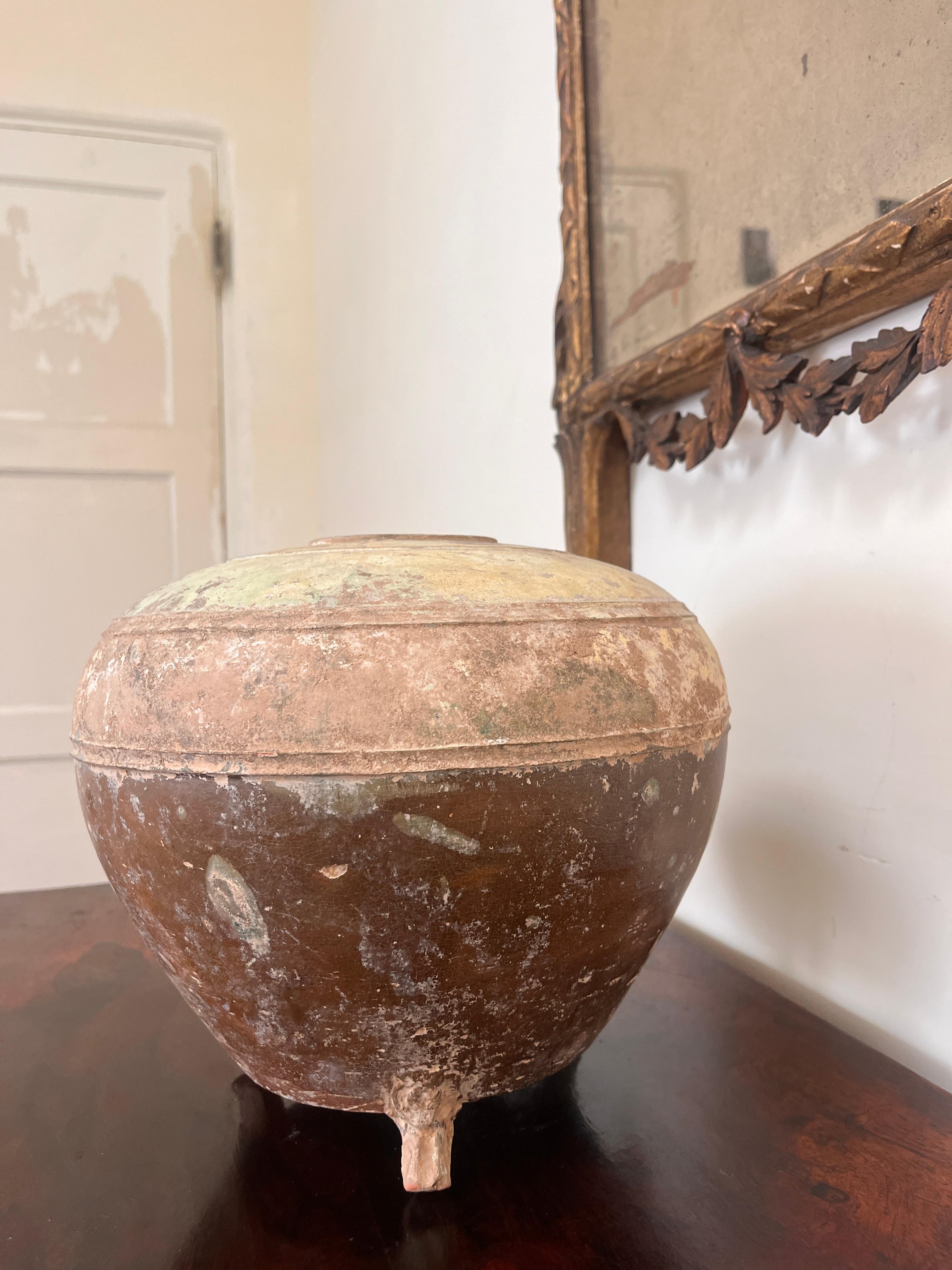 Antico vaso cinese con piede in ceramica rifinito con uno smalto color cenere. 