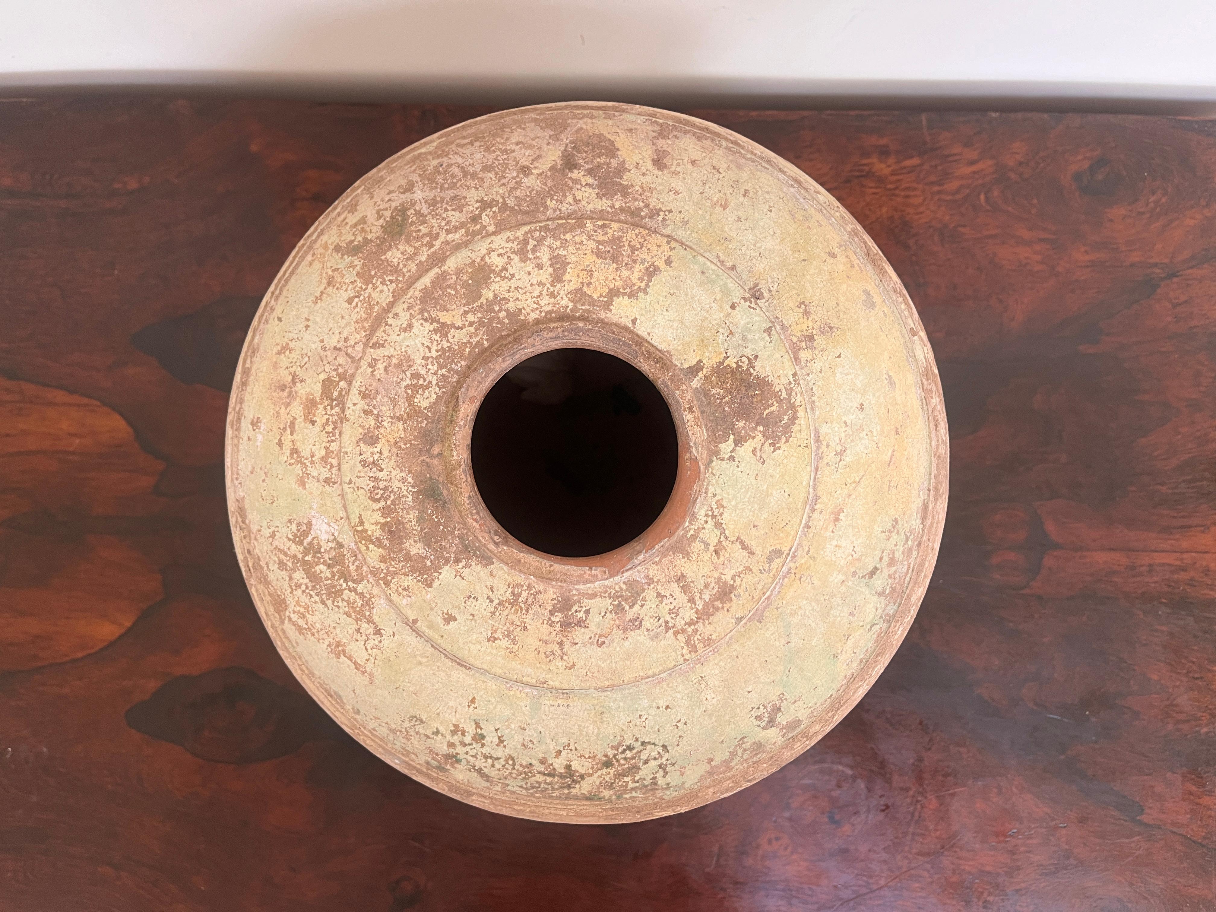 Antico vaso di ceramica cinese con piede smaltato a cenere In condizioni buone in vendita a Los Angeles, CA