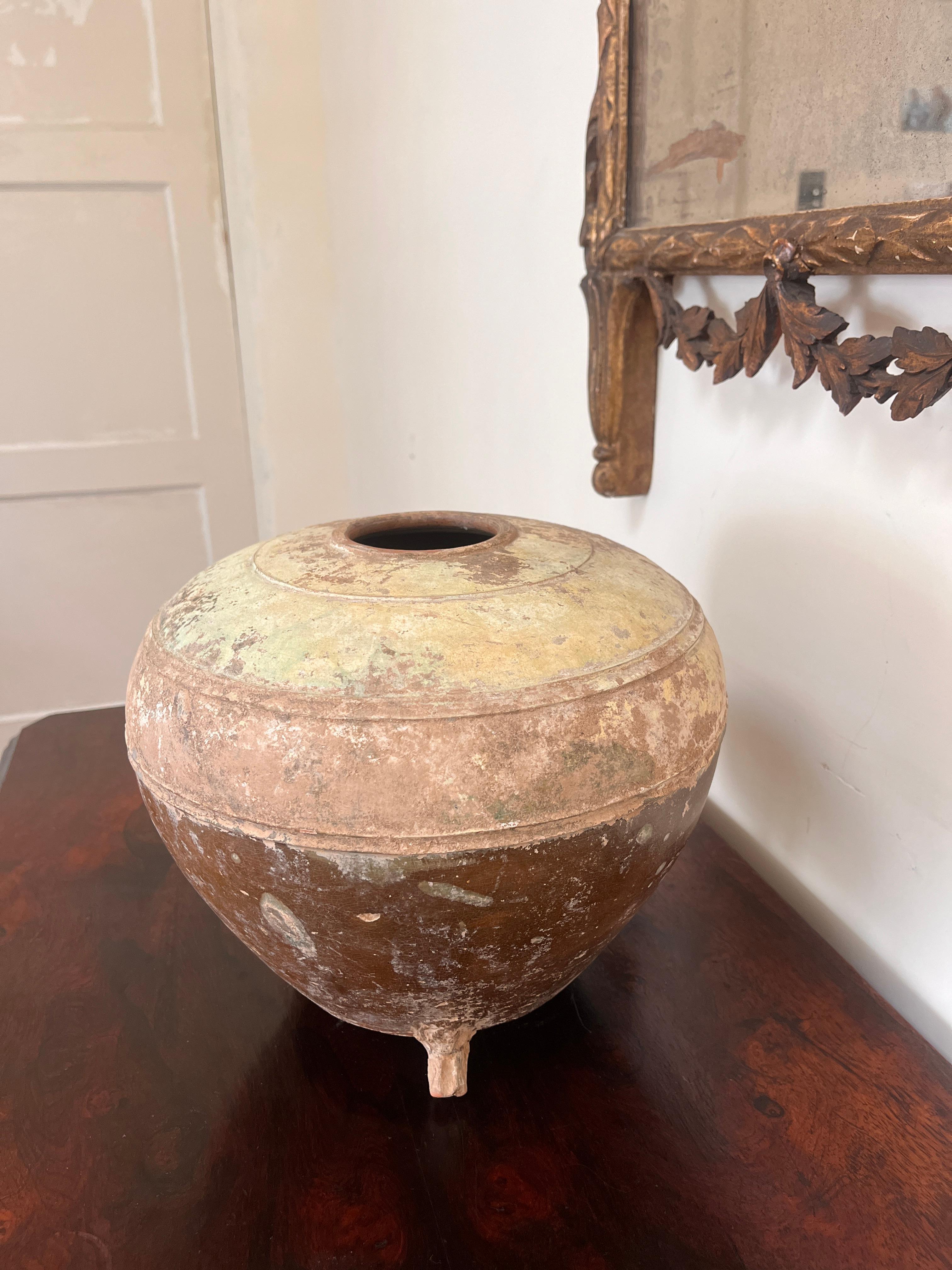 XX secolo Antico vaso di ceramica cinese con piede smaltato a cenere in vendita