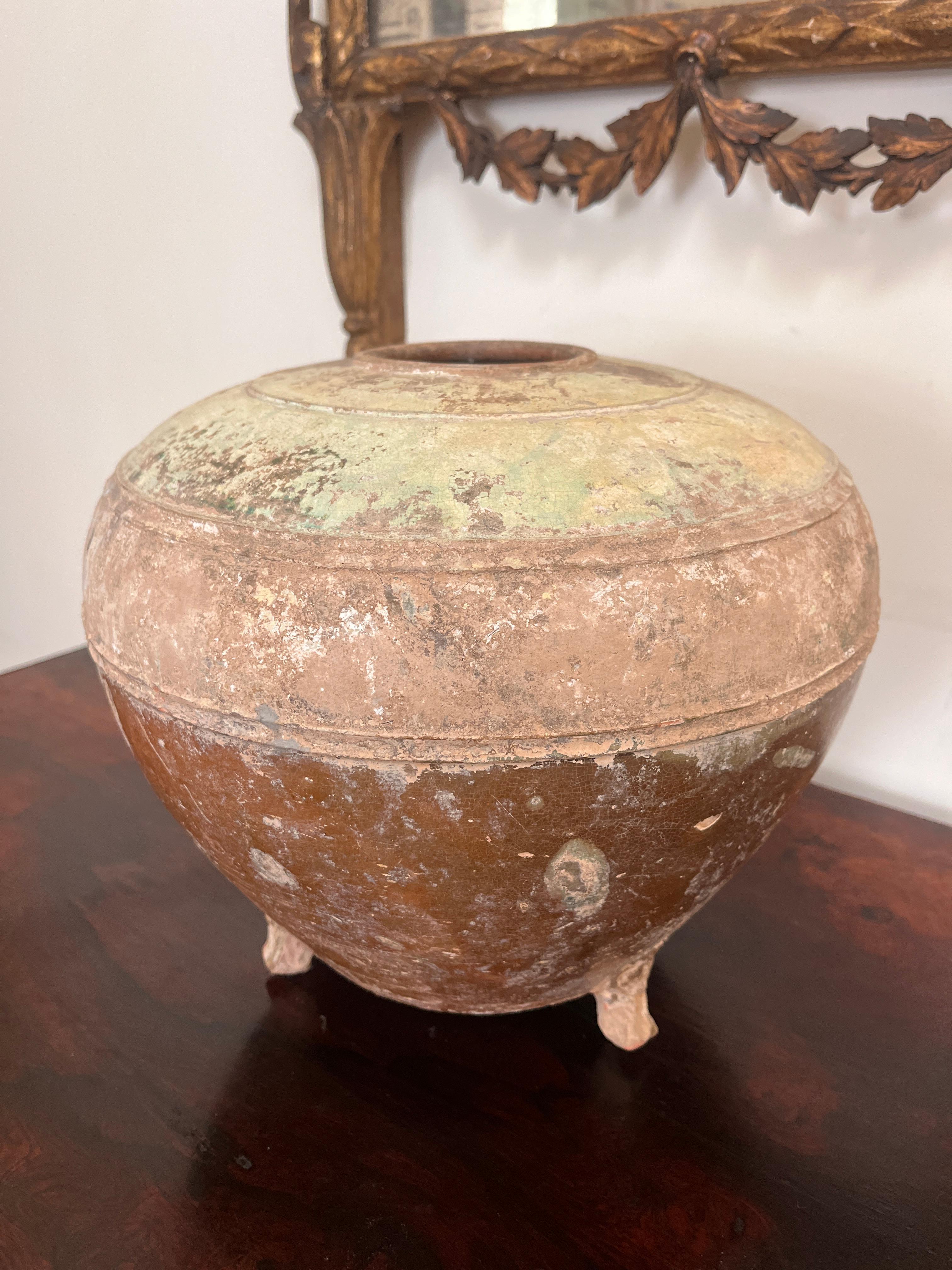 Antico vaso di ceramica cinese con piede smaltato a cenere in vendita 1