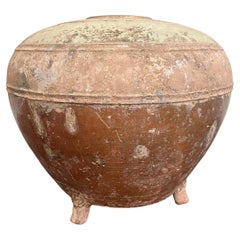 Antico vaso di ceramica cinese con piede smaltato a cenere