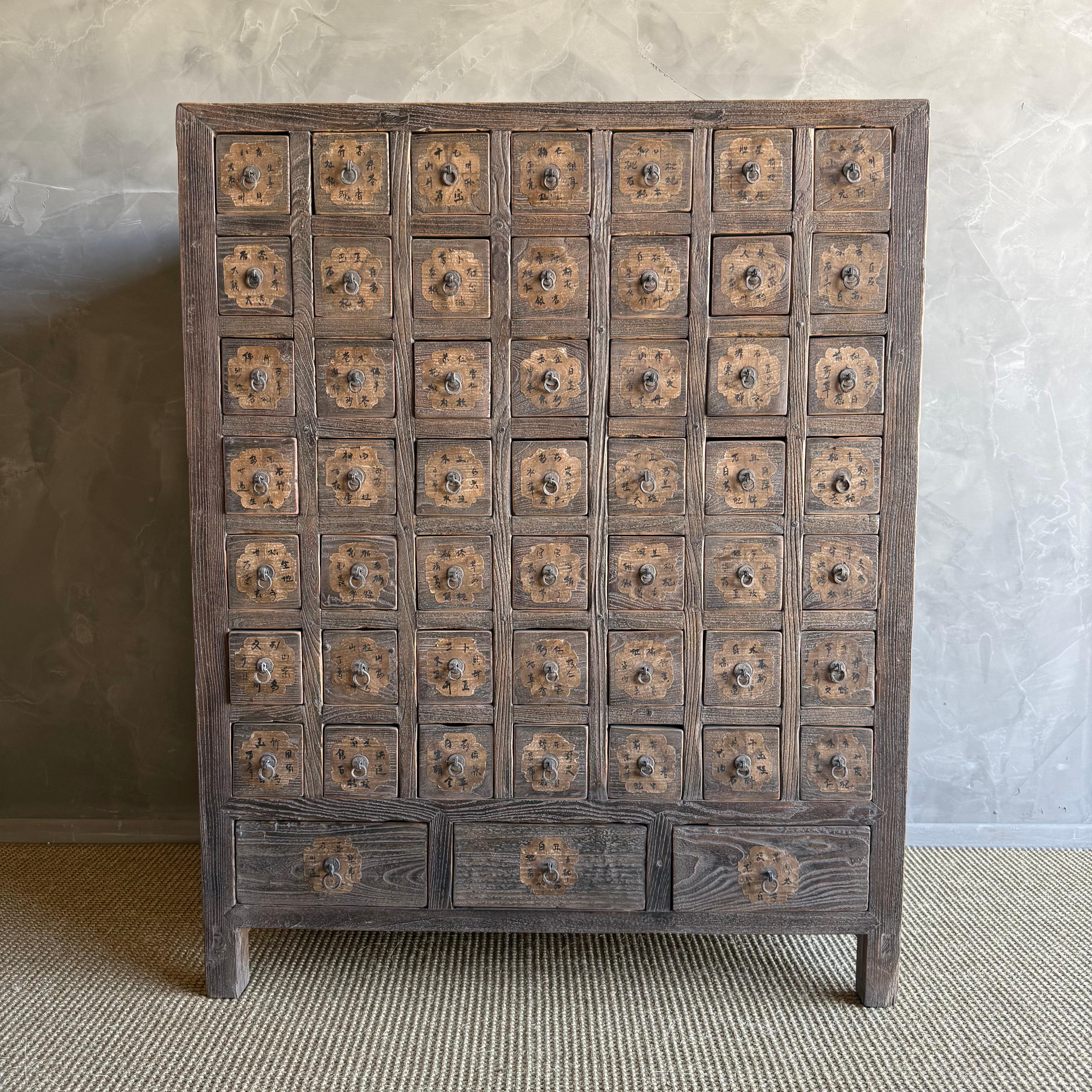 Diese bezaubernde Konsole aus Ulmenholz im Vintage-Stil ist ein Unikat mit schönem Alter und Patina, das jedem Raum Charakter verleiht. Die patinierte Oberfläche aus Ulmenholz bringt die natürliche Schönheit des Holzes zur Geltung, während die