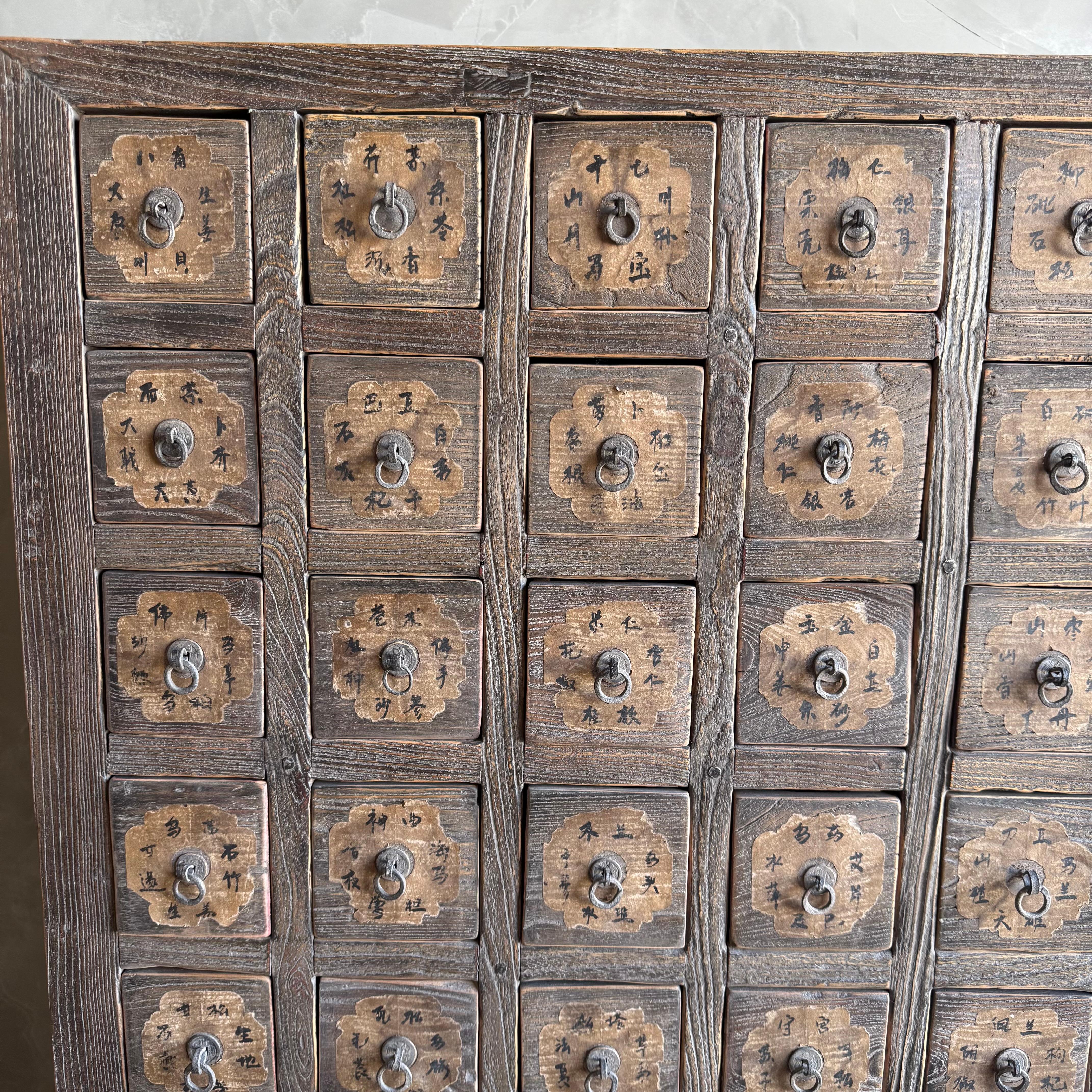 Antiker asiatischer Apothokryphenschrank mit Schubladen im Zustand „Gut“ im Angebot in Old Town Orange, CA