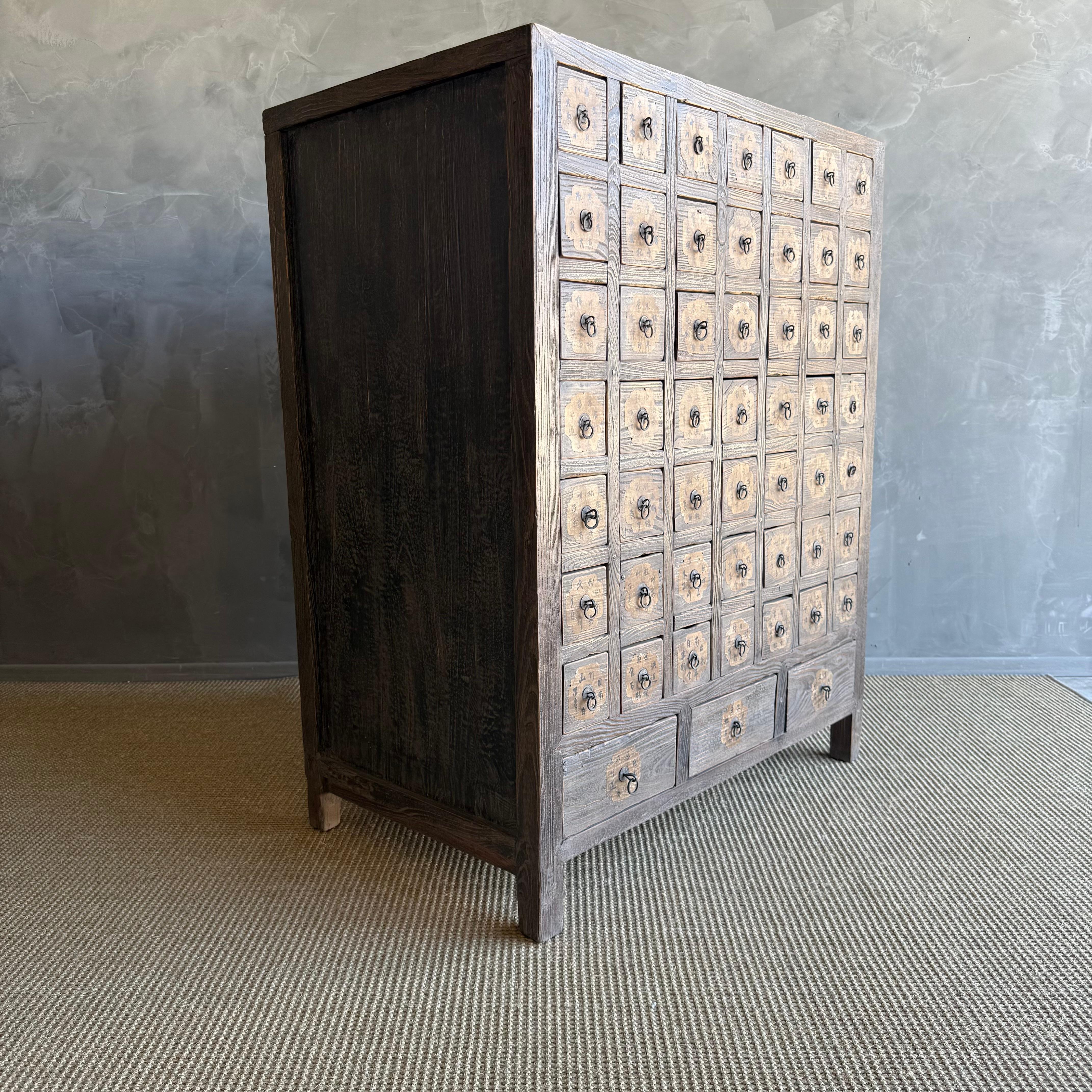 Antiker asiatischer Apothokryphenschrank mit Schubladen (Holz) im Angebot