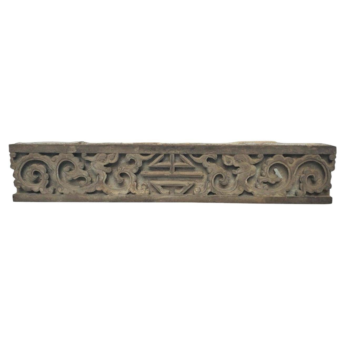 Antiguo panel de friso de piedra tallada en relieve de arquitectura asiática