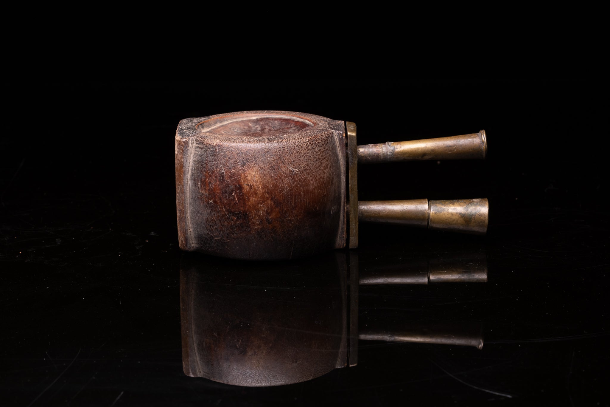 Old Bamboo Opium Pipe, with visible Knot of the Bamboo. The Mouthpiece and Furnace are in Bronze. The Piece comes from South China.

French Private Collection.