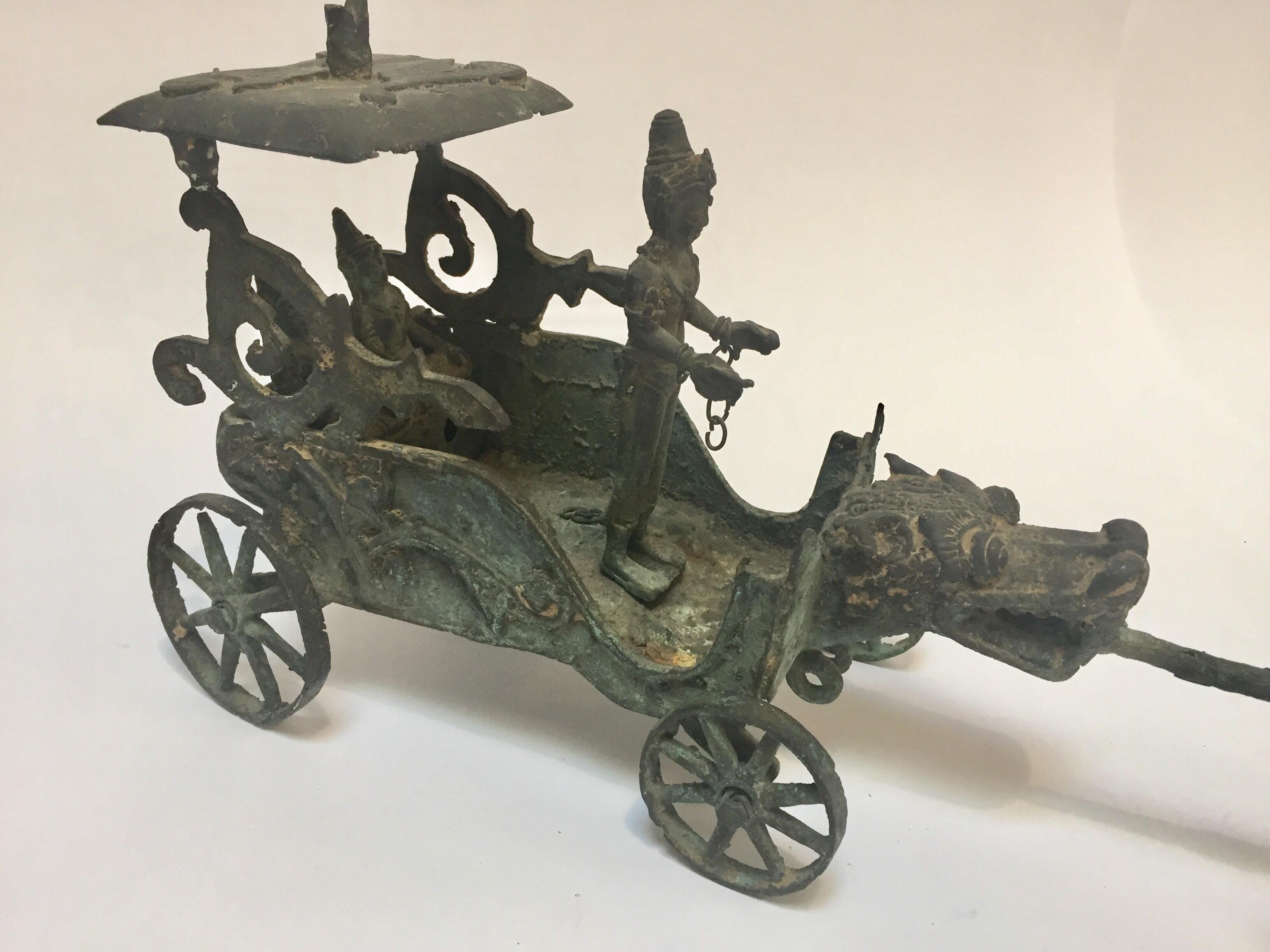 Antiker asiatischer Bronze-Chariot mit Drachenkopf, der von Pferden gezogen wird im Angebot 9