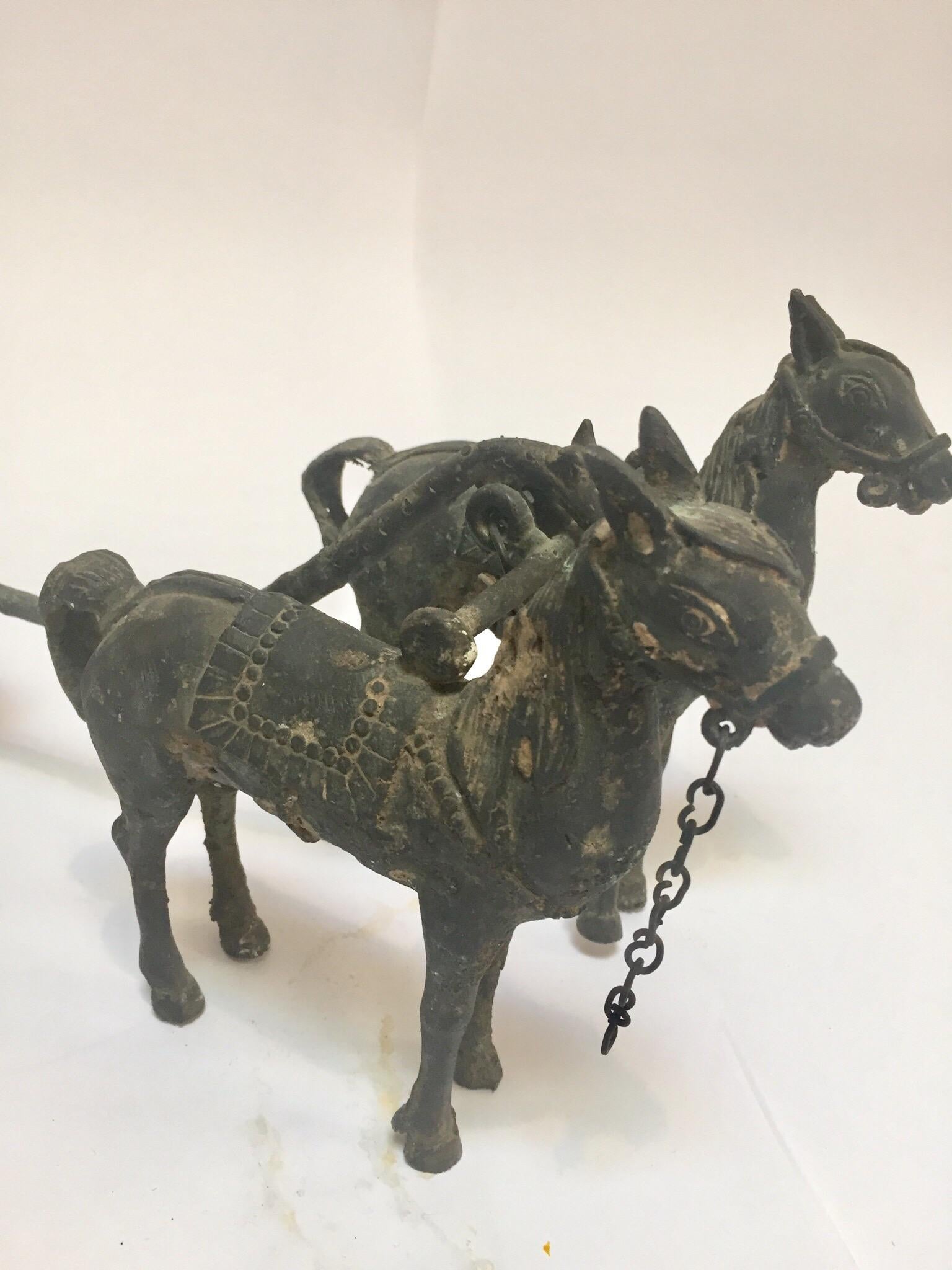 Antiker asiatischer Bronze-Chariot mit Drachenkopf, der von Pferden gezogen wird im Angebot 11