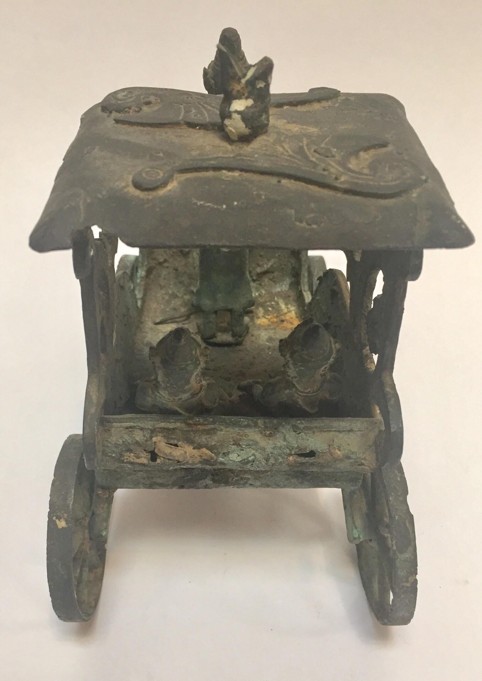 Antiker asiatischer Bronze-Chariot mit Drachenkopf, der von Pferden gezogen wird im Angebot 12