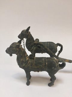 Carro antiguo asiático de bronce con cabeza de dragón tirado por caballos