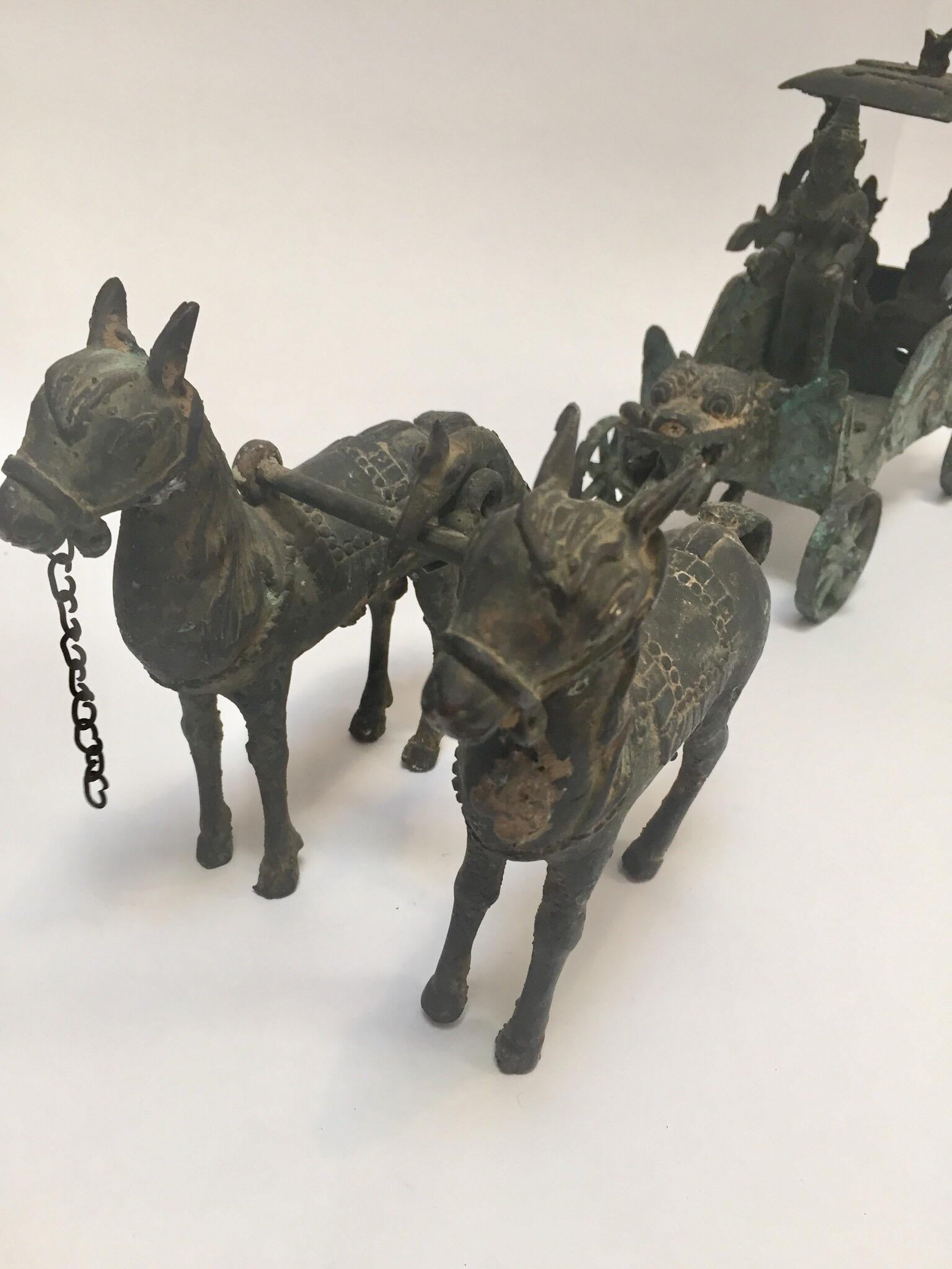 Antiker asiatischer Bronze-Chariot mit Drachenkopf, der von Pferden gezogen wird (Volkskunst) im Angebot