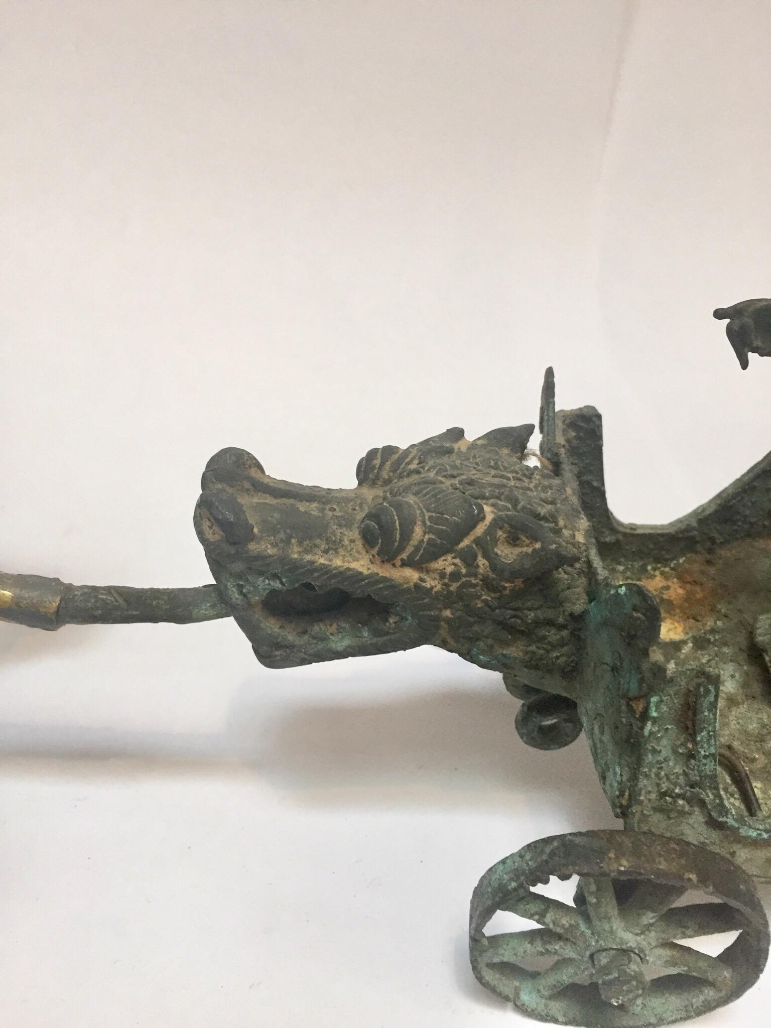Antiker asiatischer Bronze-Chariot mit Drachenkopf, der von Pferden gezogen wird (Indisch) im Angebot