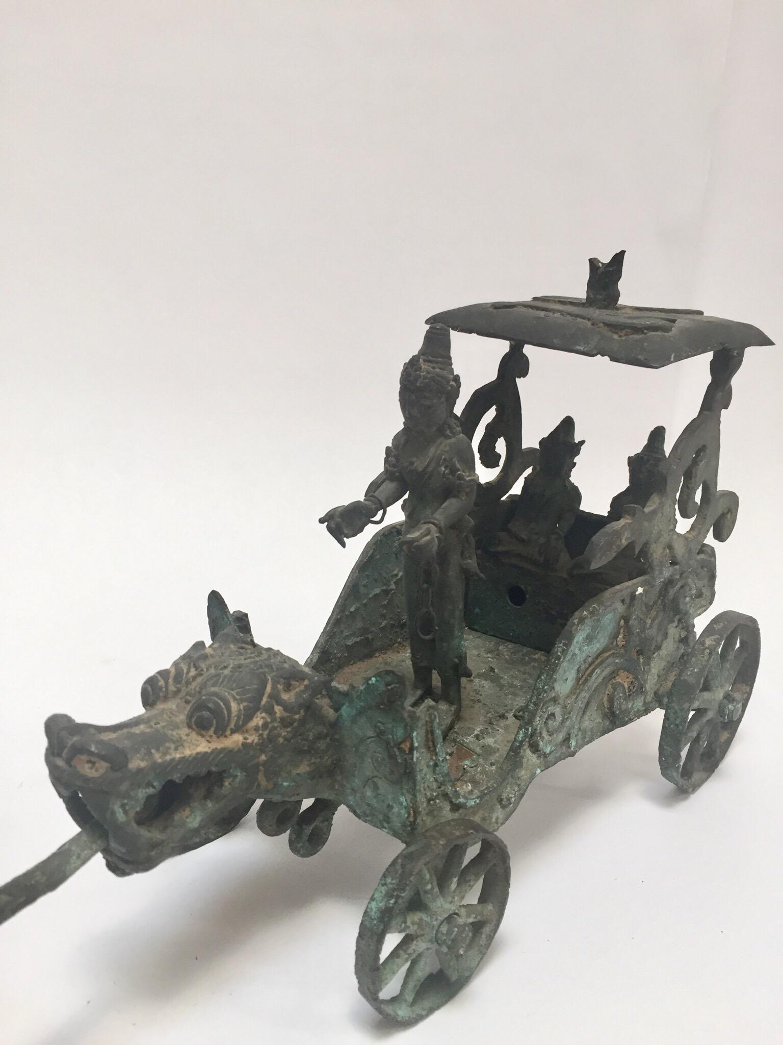 Antiker asiatischer Bronze-Chariot mit Drachenkopf, der von Pferden gezogen wird (Gegossen) im Angebot
