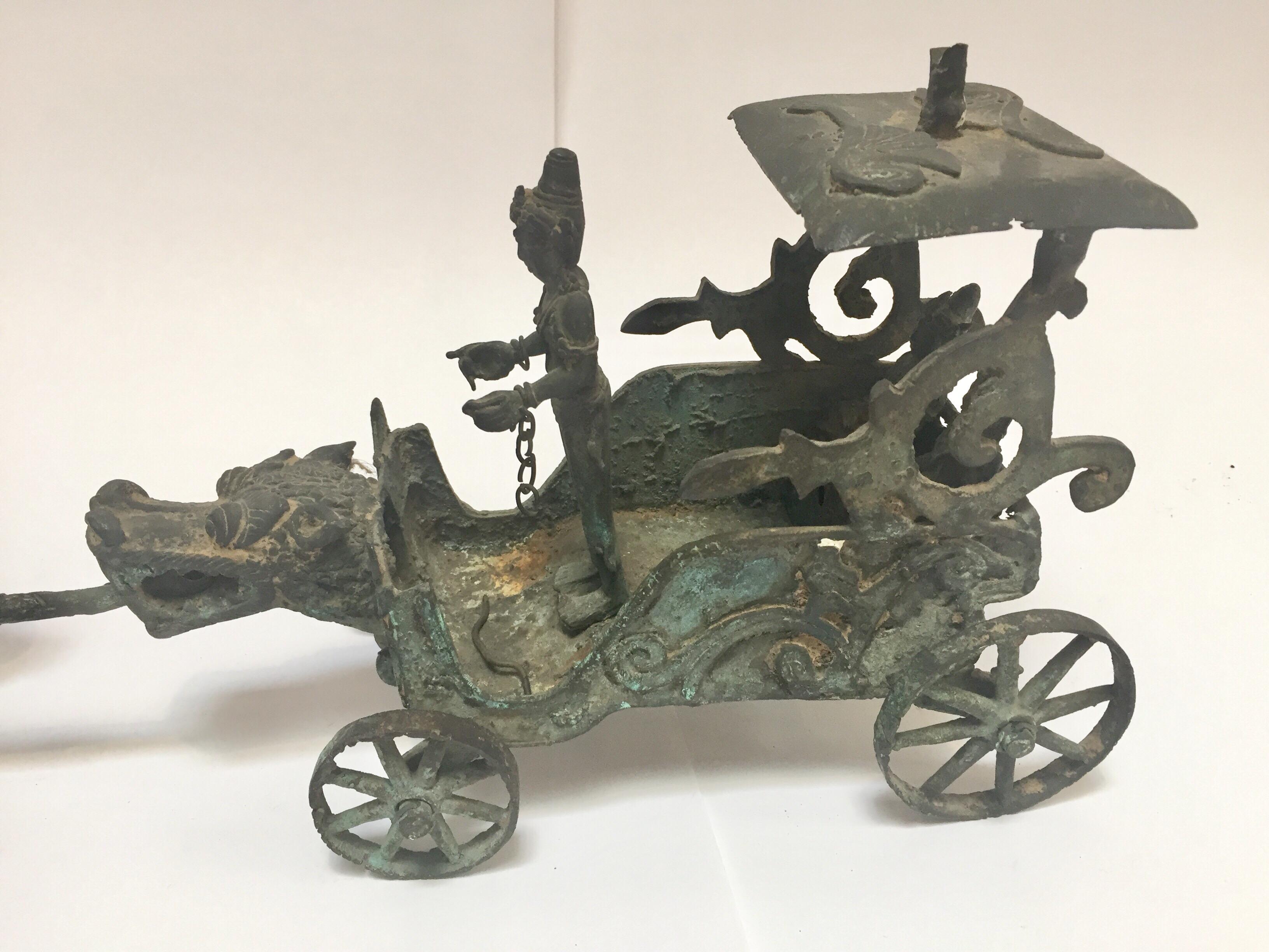 Antiker asiatischer Bronze-Chariot mit Drachenkopf, der von Pferden gezogen wird im Zustand „Starke Gebrauchsspuren“ im Angebot in North Hollywood, CA