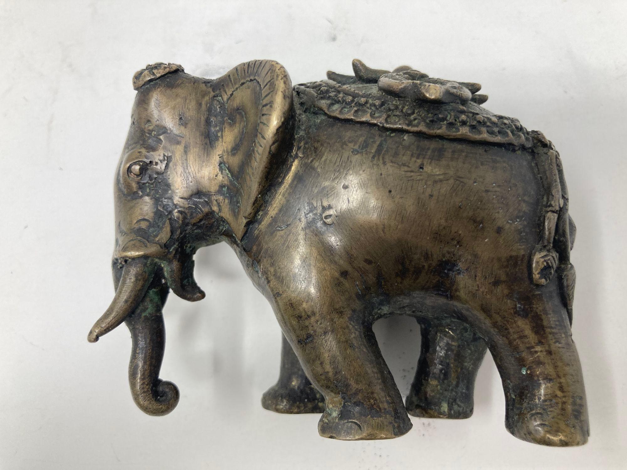 Antico elefante asiatico in bronzo, statua della fine del XIX secolo.
Scultura asiatica cinese di elefante in bronzo fuso antico.
Elefante cerimoniale in metallo fuso con splendidi intagli dettagliati sulla schiena e sulla testa.
Ottimo regalo, da