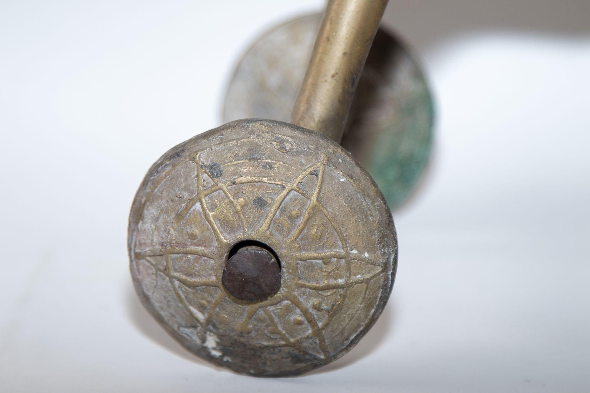 Antikes asiatisches Bronze-Spielzeug auf Rädern aus dem 19. Jahrhundert im Angebot 6