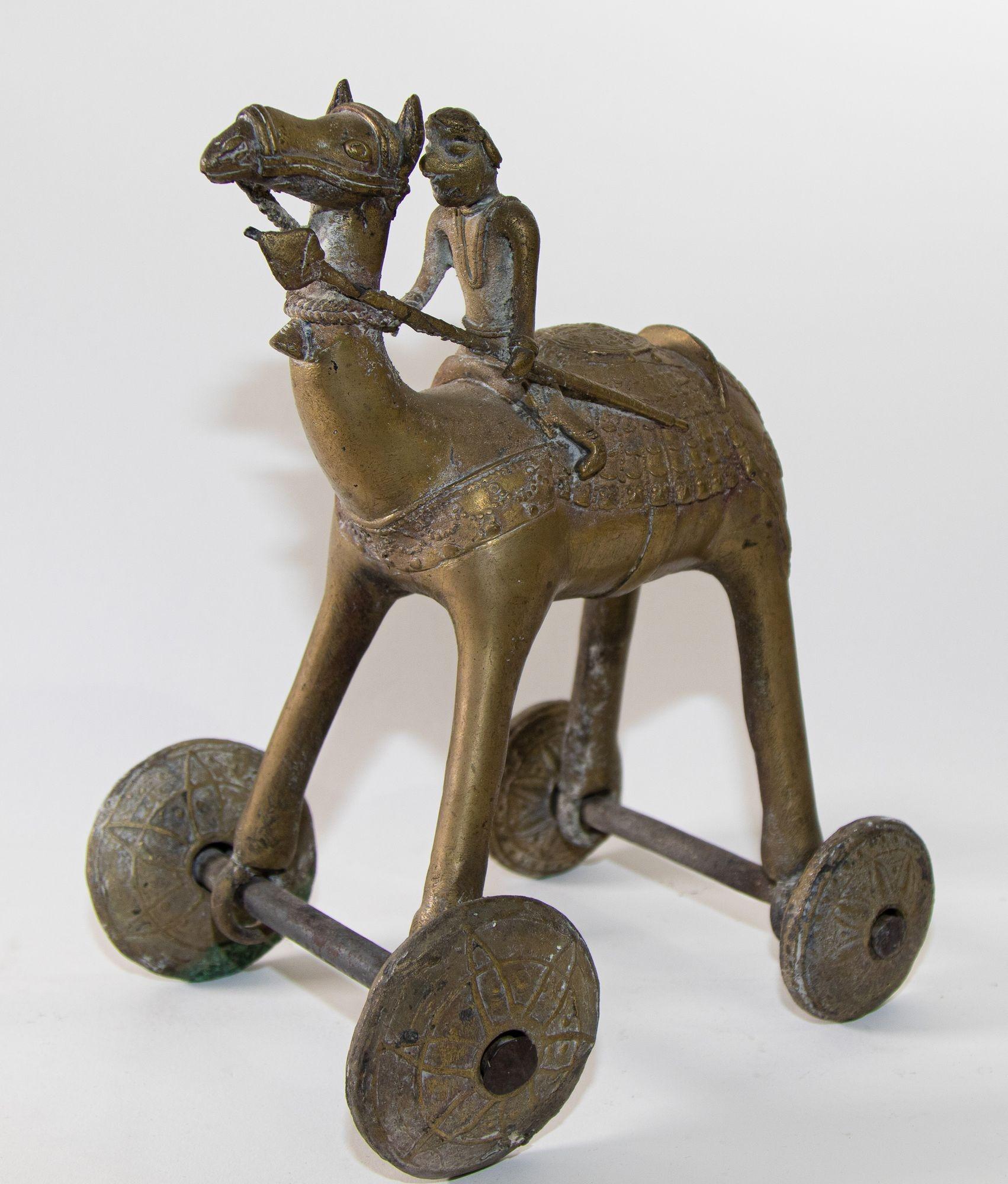 Une scène du Ramakian ou Ramayan, l'épopée indienne de Rama et Sita.
Grand et lourd chameau en métal, jouet de temple indien ancien, chameau en bronze sur roues.
Chameau avec cavalier sur roues, belle sculpture métallique pour enfants.
Jouet de