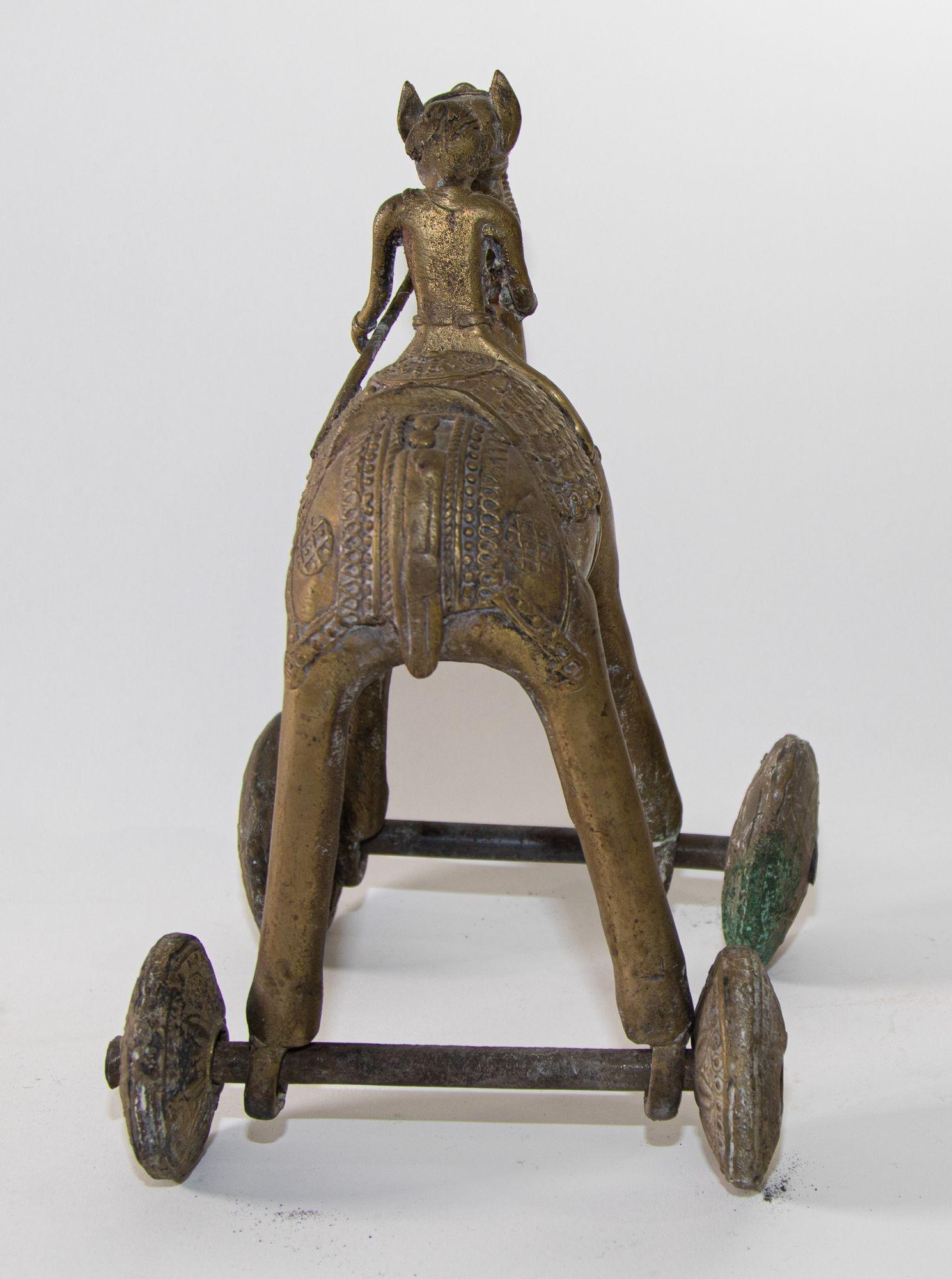 Mauresque Antique jouet asiatique grand chameau en bronze sur roues 19ème siècle en vente