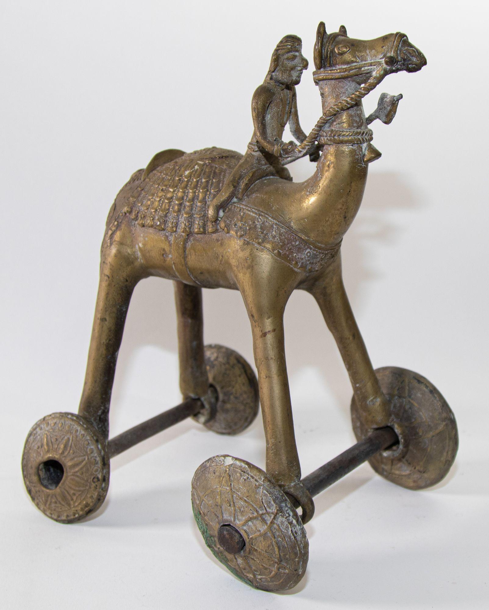 Moulage Antique jouet asiatique grand chameau en bronze sur roues 19ème siècle en vente
