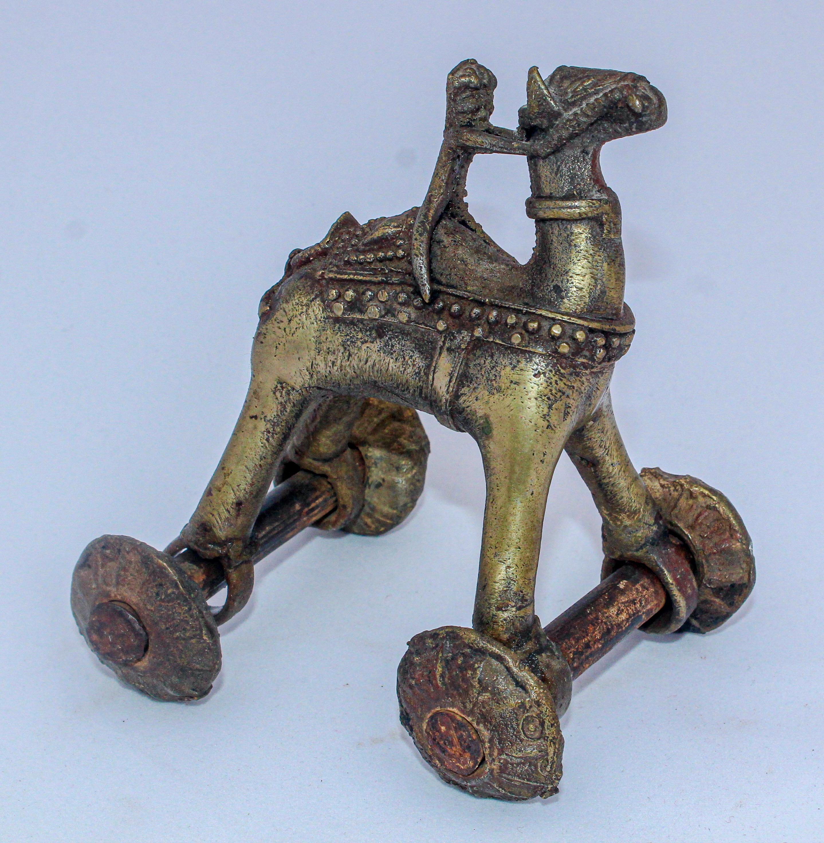 Antikes asiatisches hinduistisches Bronze- Tempelspielzeug Kamel auf Rädern im Angebot 8
