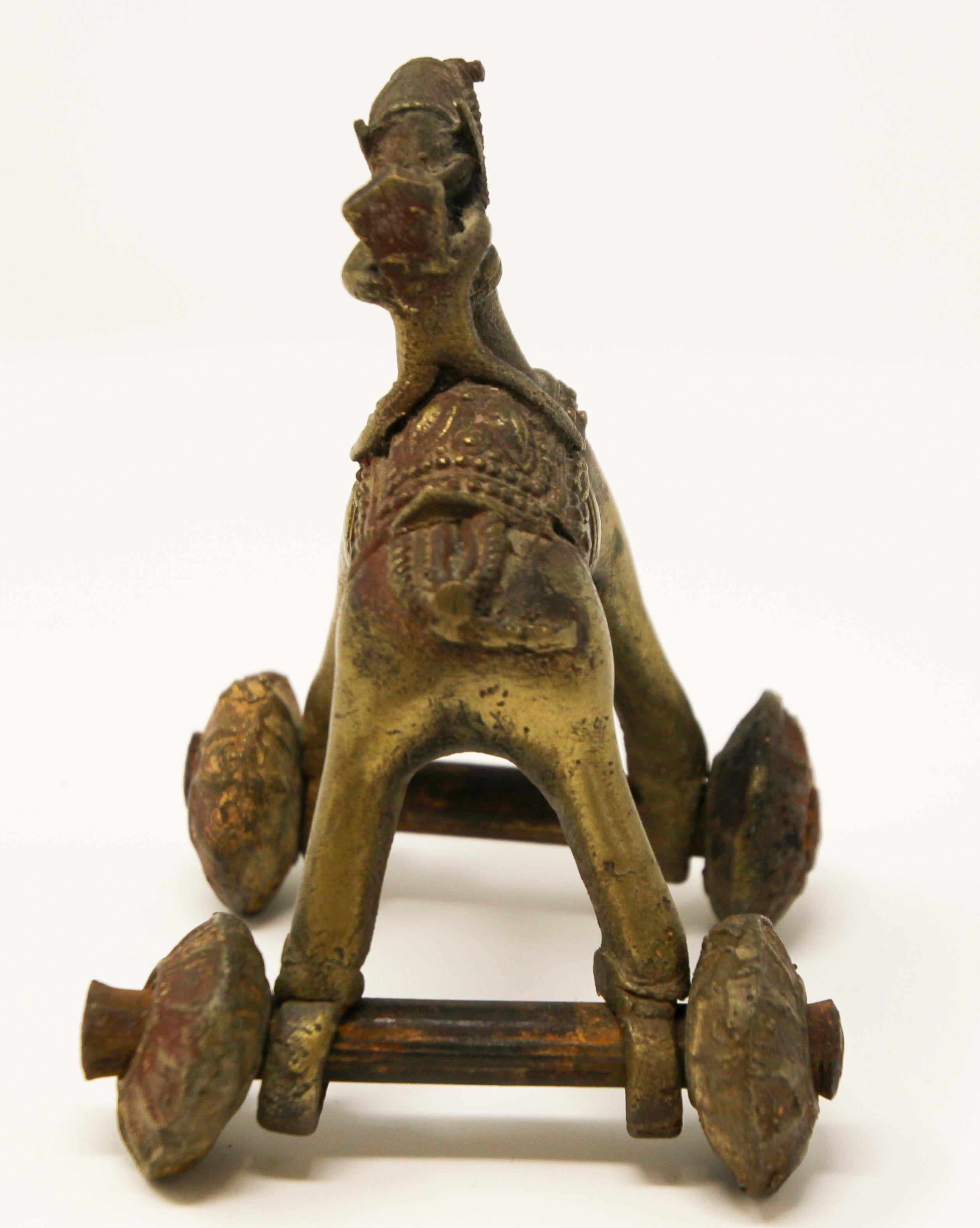 Jouet de temple hindou ancien en bronze, camel sur roues en vente 9