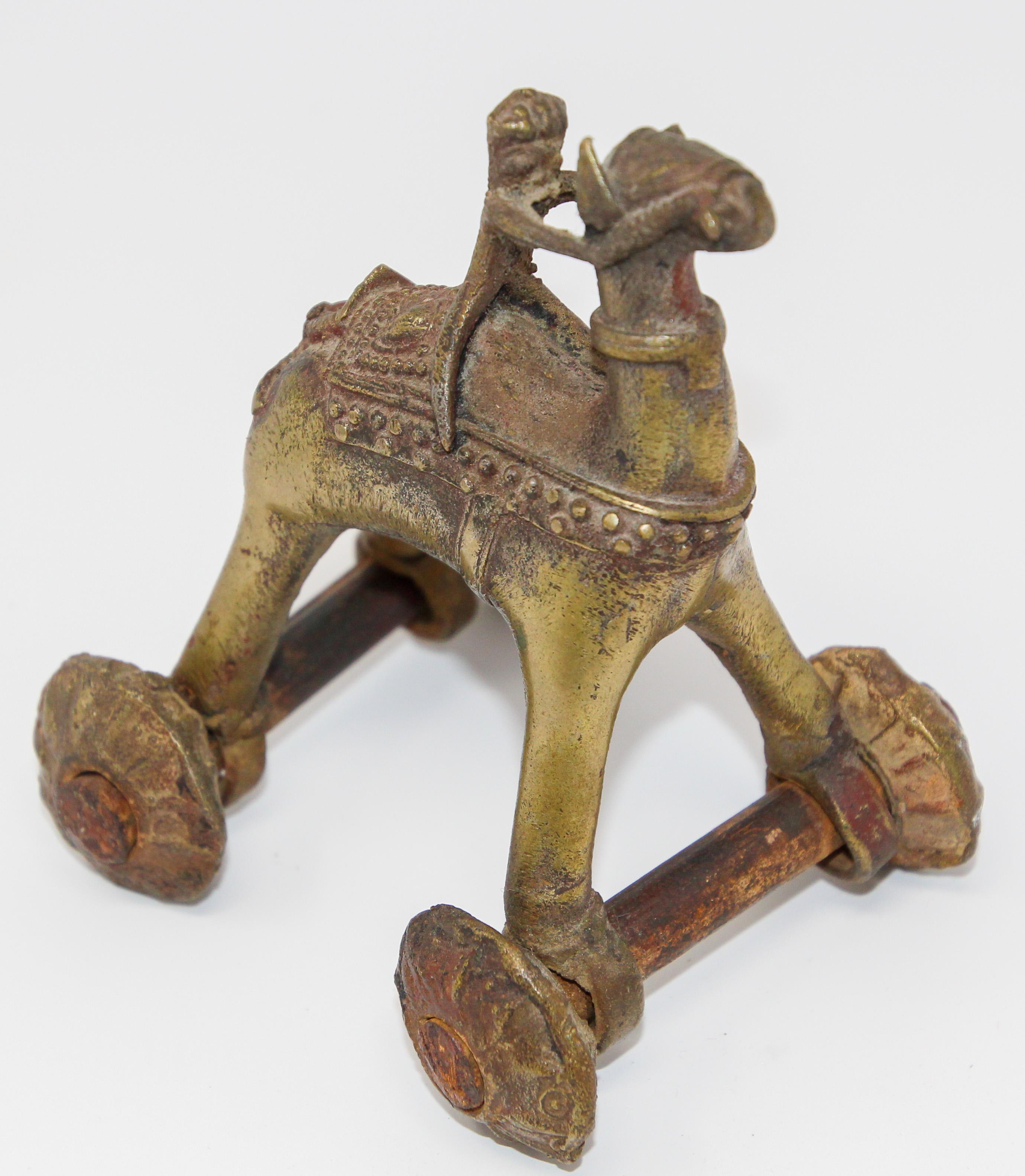 Antikes asiatisches hinduistisches Bronze- Tempelspielzeug Kamel auf Rädern im Angebot 11