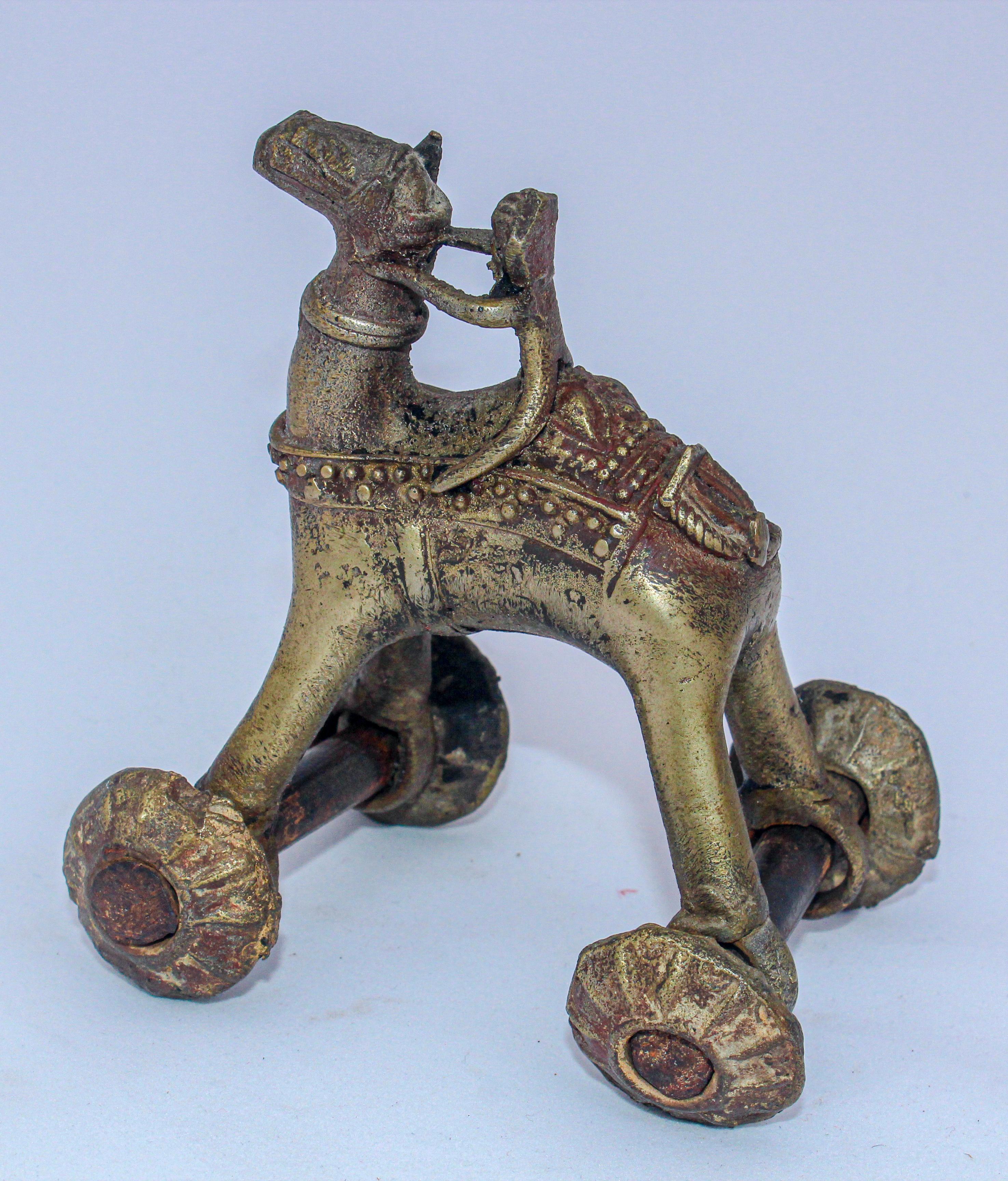 Antikes asiatisches hinduistisches Bronze- Tempelspielzeug Kamel auf Rädern im Angebot 1