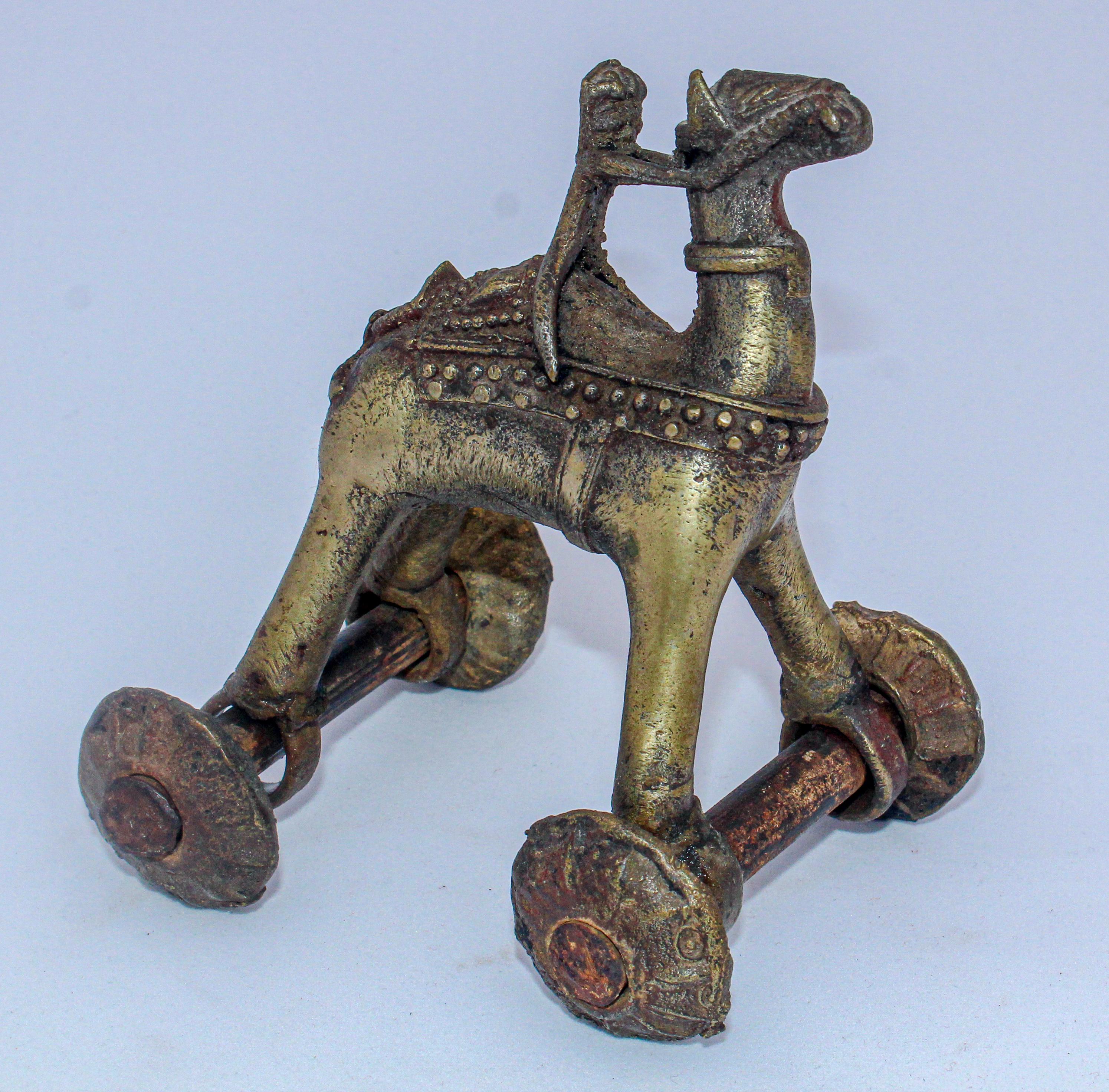 Jouet de temple hindou ancien en bronze, camel sur roues en vente 1