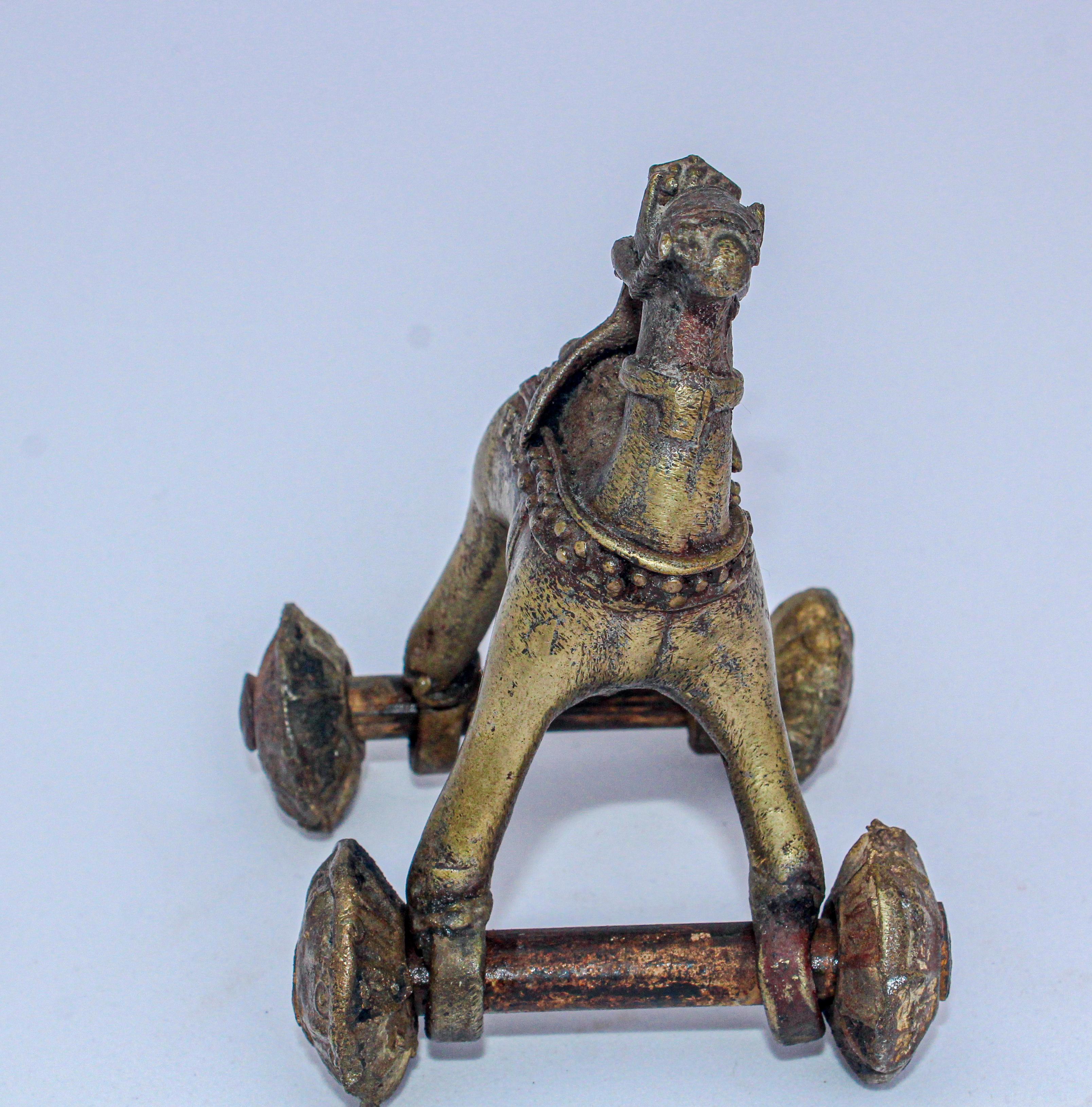 Antikes asiatisches hinduistisches Bronze- Tempelspielzeug Kamel auf Rädern im Angebot 3