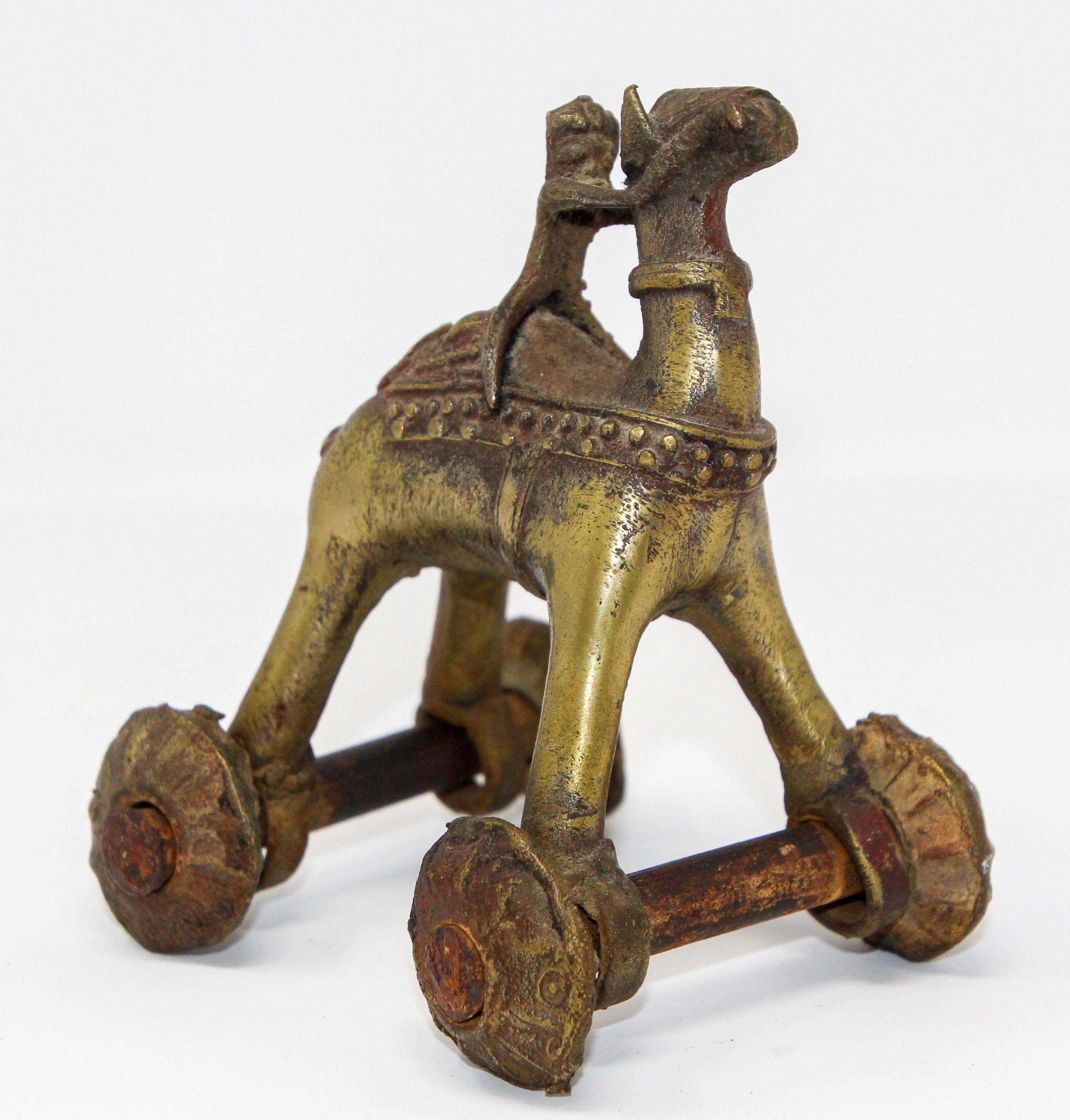 Antikes asiatisches hinduistisches Bronze- Tempelspielzeug Kamel auf Rädern (Gegossen) im Angebot