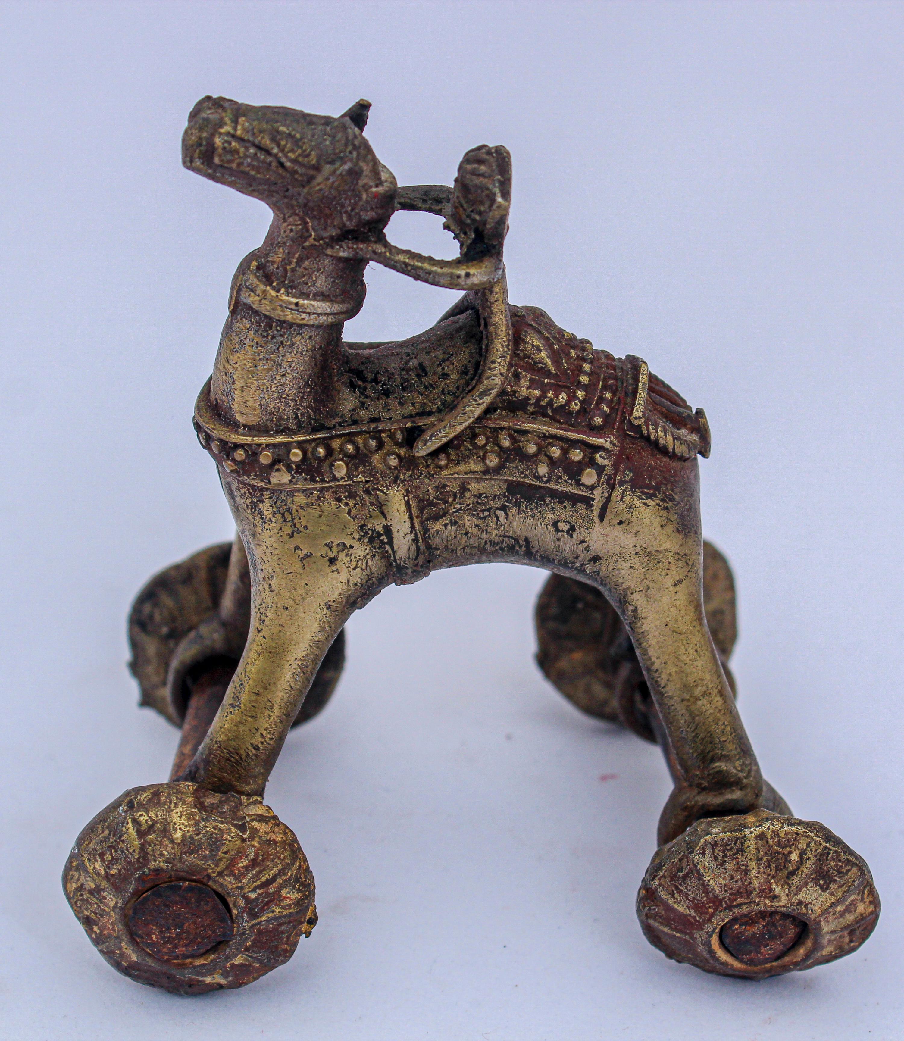 Antikes asiatisches hinduistisches Bronze- Tempelspielzeug Kamel auf Rädern im Angebot 5
