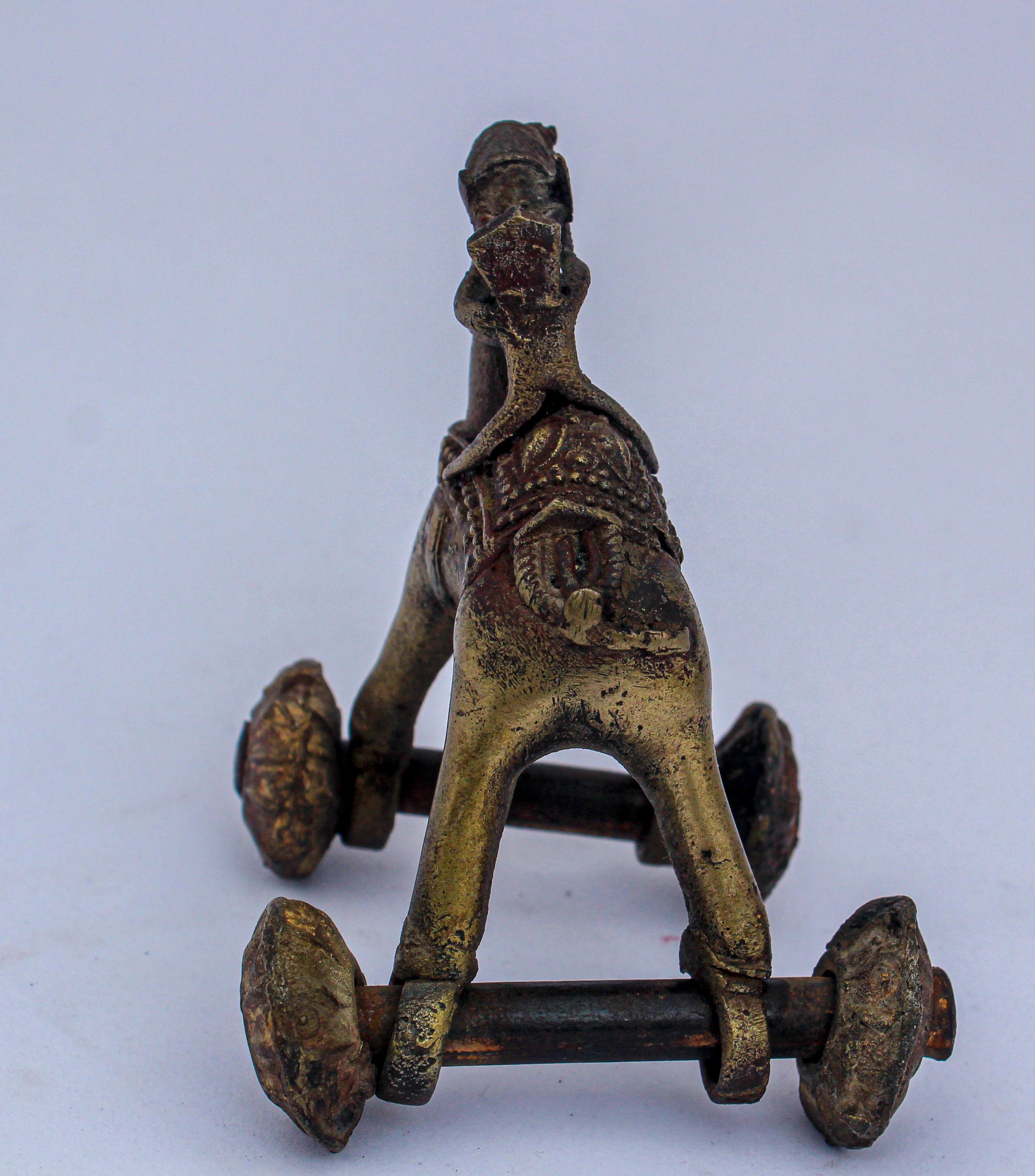 Jouet de temple hindou ancien en bronze, camel sur roues en vente 5
