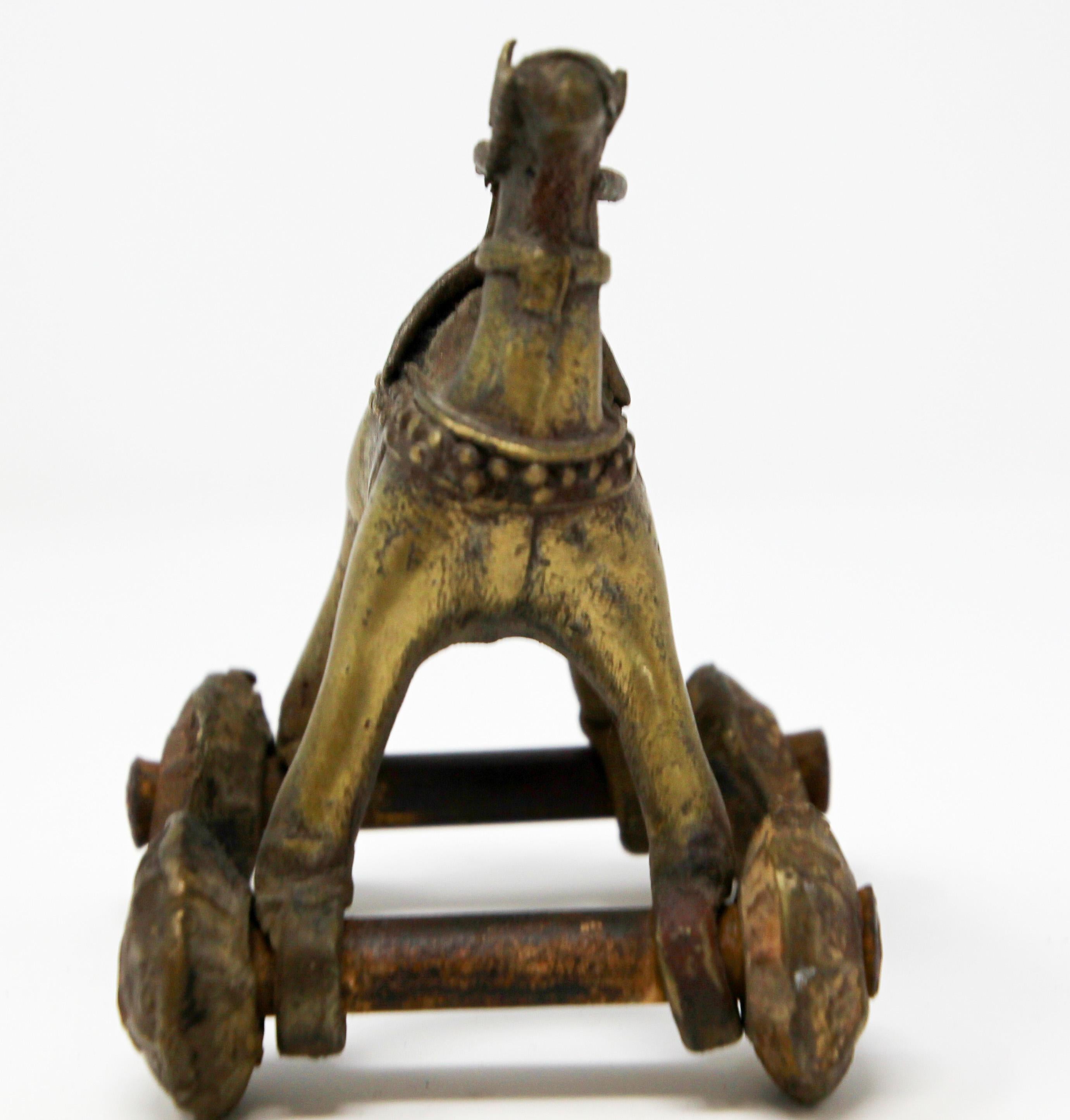 Antikes asiatisches hinduistisches Bronze- Tempelspielzeug Kamel auf Rädern (19. Jahrhundert) im Angebot