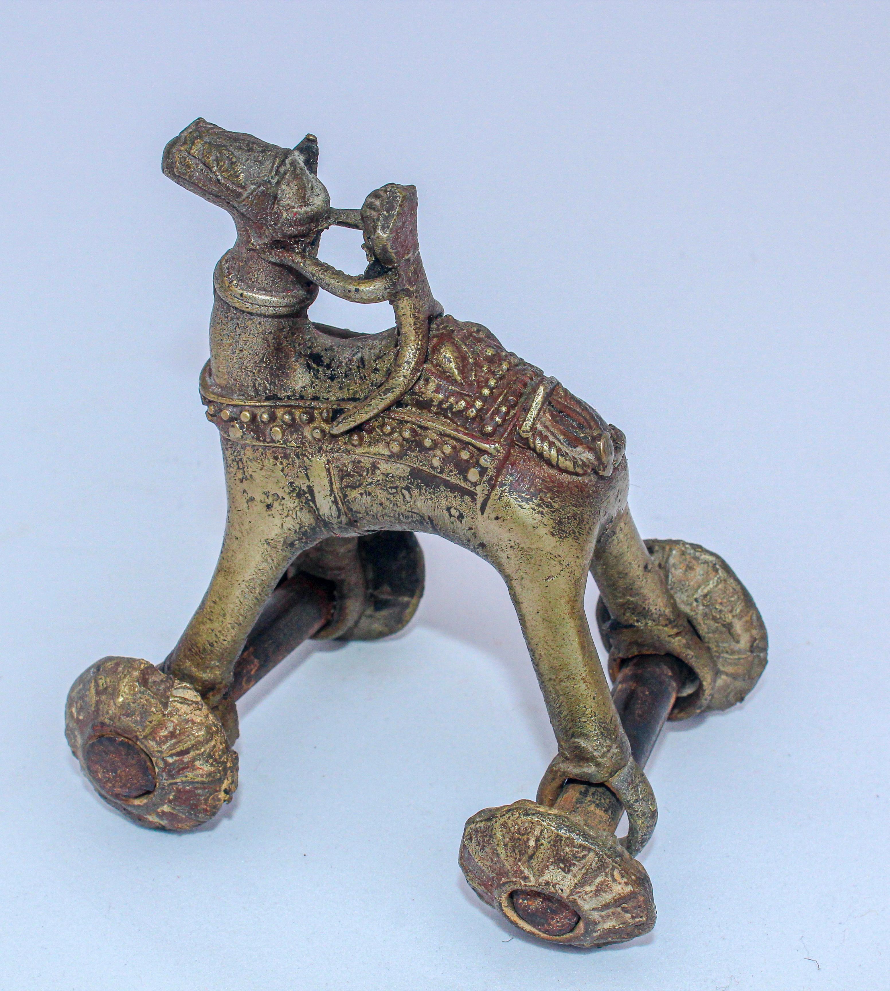 Jouet de temple hindou ancien en bronze, camel sur roues en vente 6