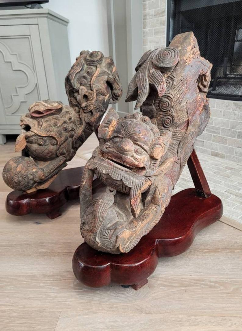 Qing Paire d'encorbellements architecturaux asiatiques sculptés en forme de chien de Foo et de lion en vente