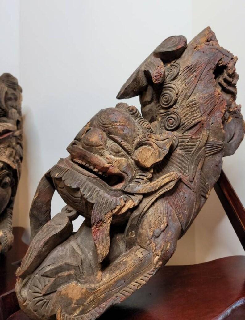 Sculpté à la main Paire d'encorbellements architecturaux asiatiques sculptés en forme de chien de Foo et de lion en vente