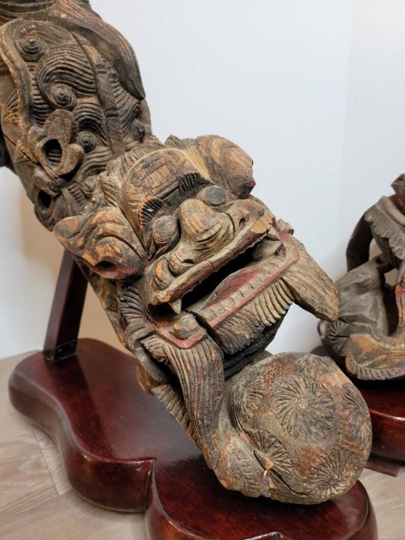 Paire d'encorbellements architecturaux asiatiques sculptés en forme de chien de Foo et de lion Bon état - En vente à Forney, TX