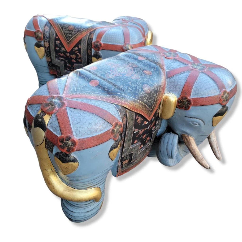 Anciens tabourets d'éléphant polychromes asiatiques sculptés et peints à la main - Paire 

Cette paire d'éléphants asiatiques antiques sculptés et peints à la main sont des pièces vintage exquises datant du 19ème siècle. Ces tabourets magnifiquement