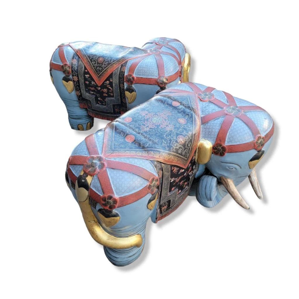 Asiatique Anciens tabourets d'éléphant asiatiques sculptés et peints à la main - Paire en vente