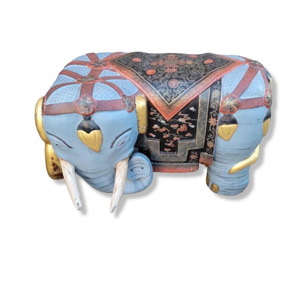 XIXe siècle Anciens tabourets d'éléphant asiatiques sculptés et peints à la main - Paire en vente