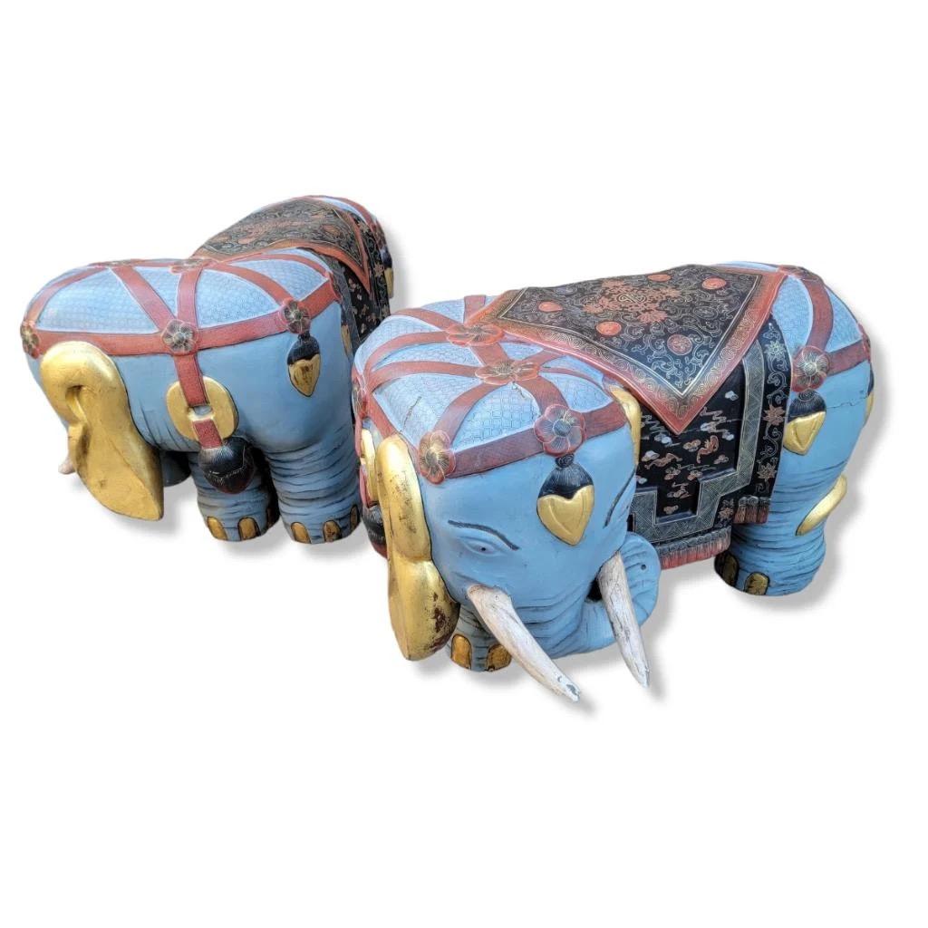 Bois Anciens tabourets d'éléphant asiatiques sculptés et peints à la main - Paire en vente