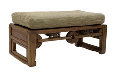 Banc asiatique ancien en bois sculpté avec dessus tapissé