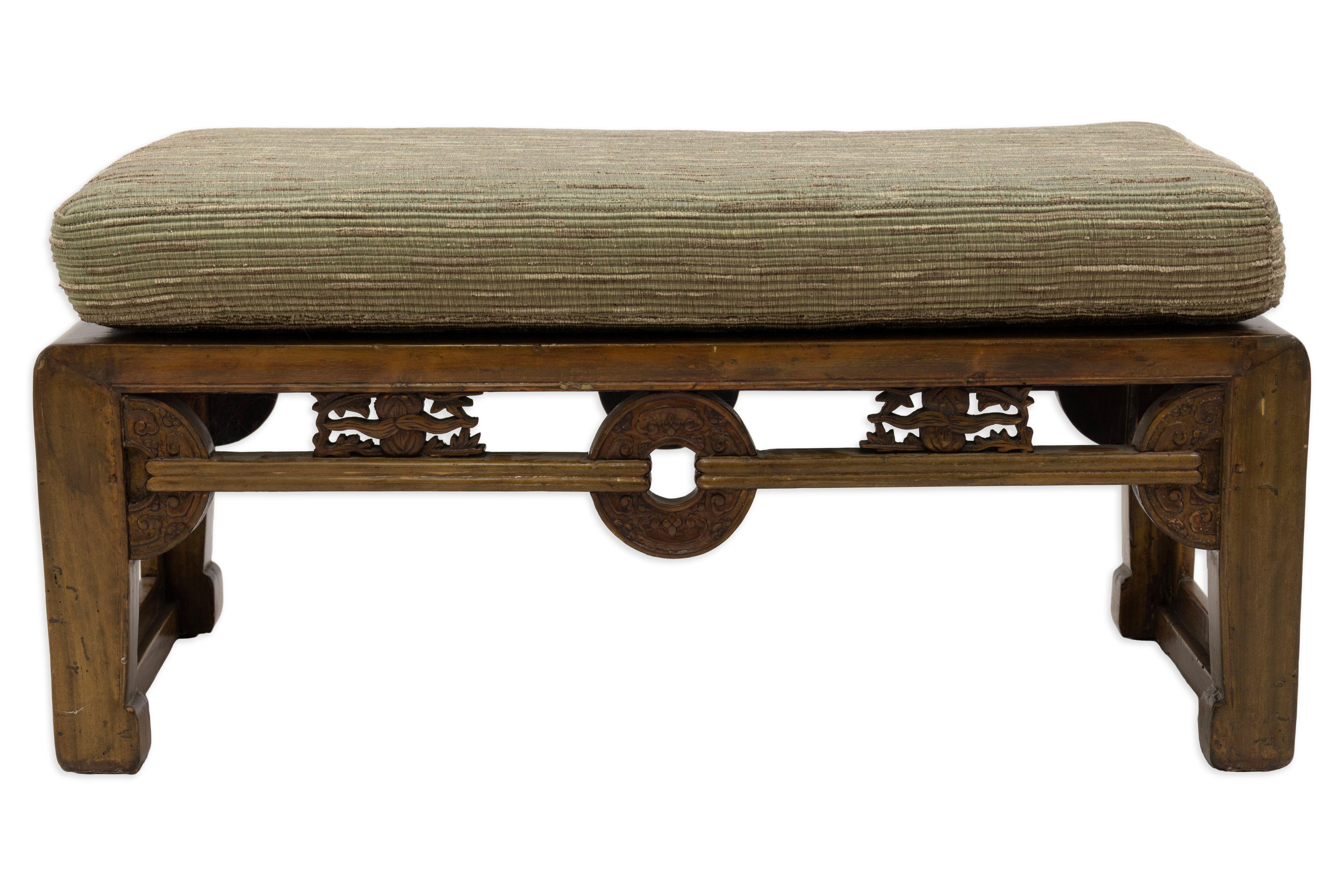 Sculpté Banc asiatique ancien en bois sculpté avec dessus tapissé en vente