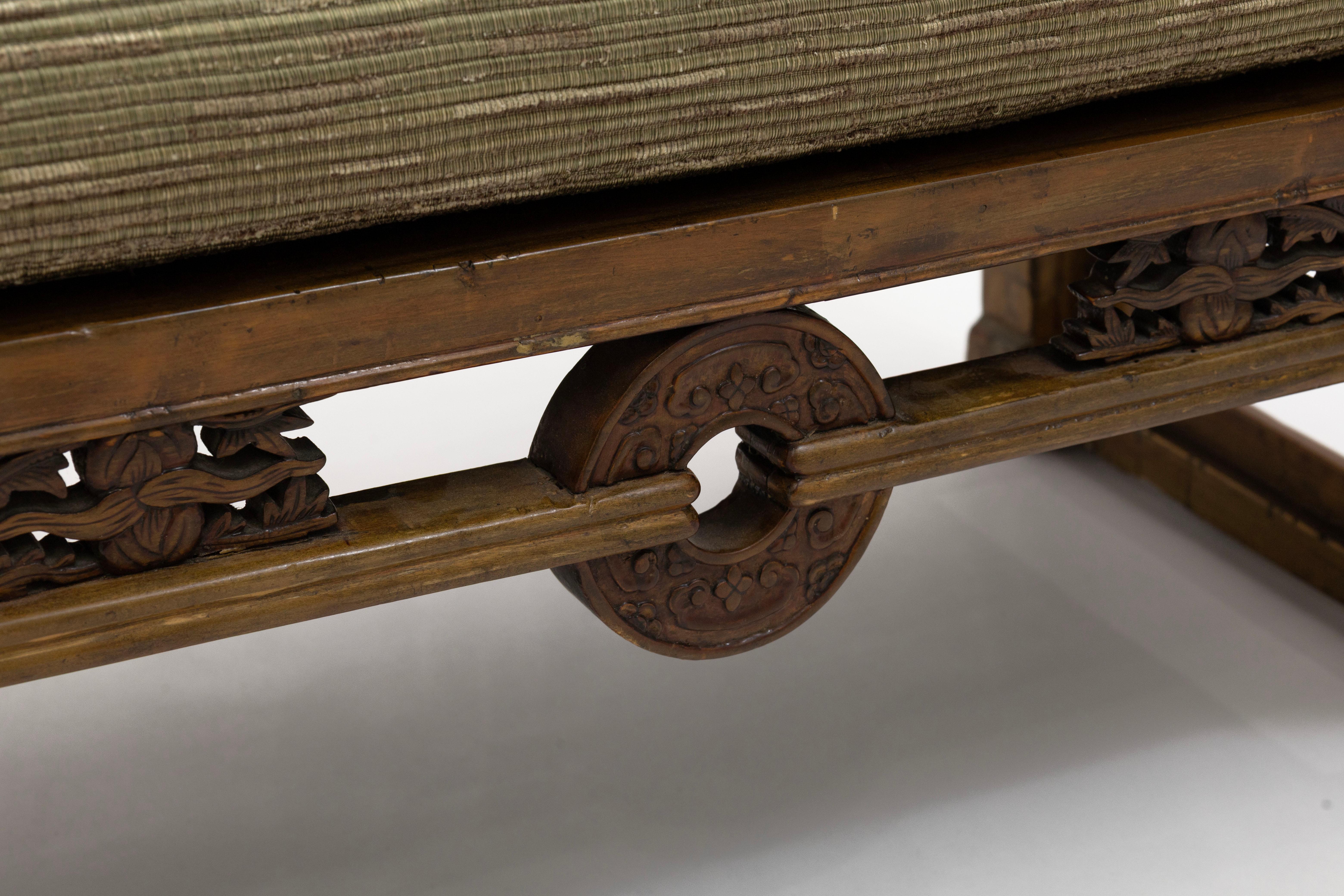 20ième siècle Banc asiatique ancien en bois sculpté avec dessus tapissé en vente