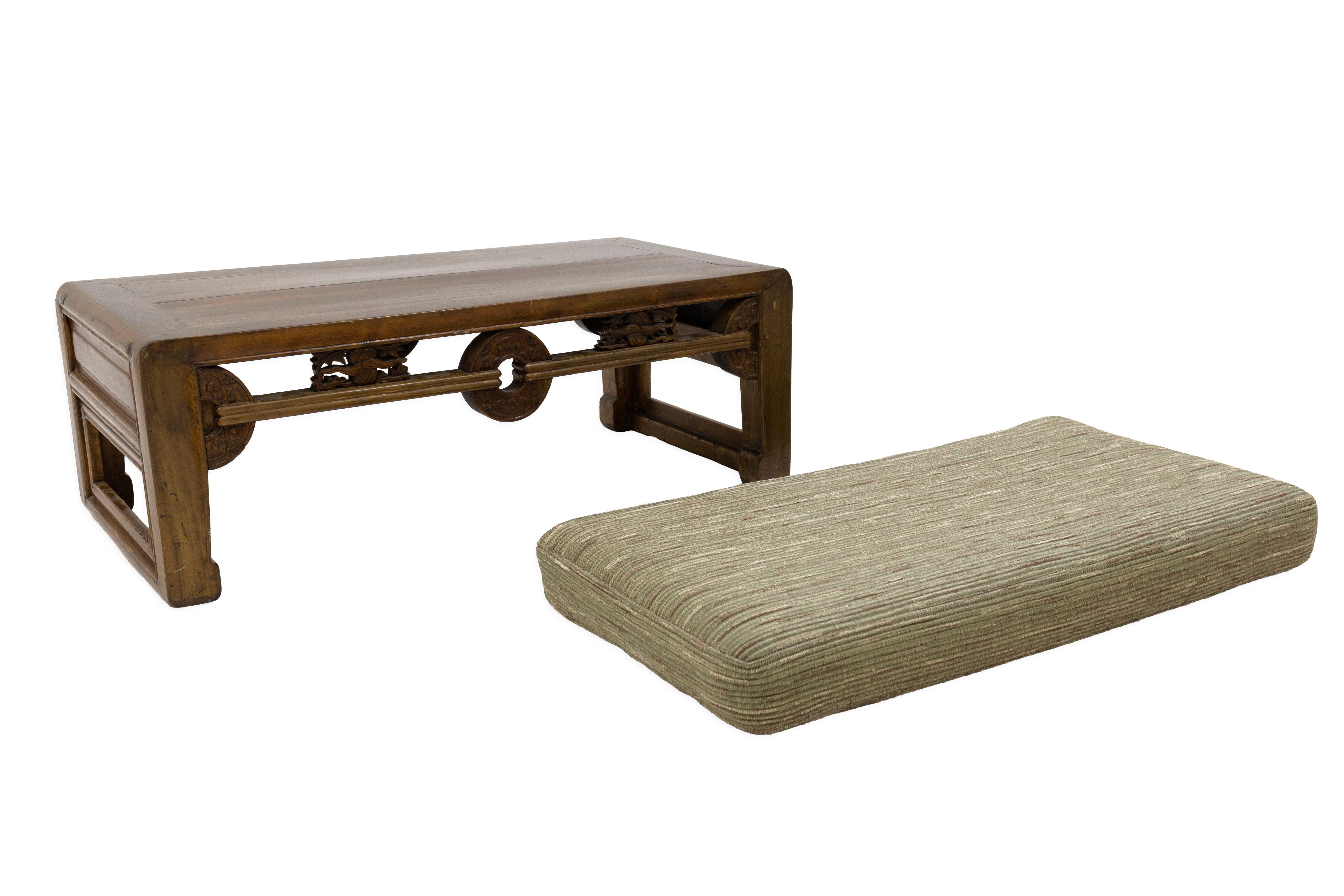 Banc asiatique ancien en bois sculpté avec dessus tapissé en vente 1