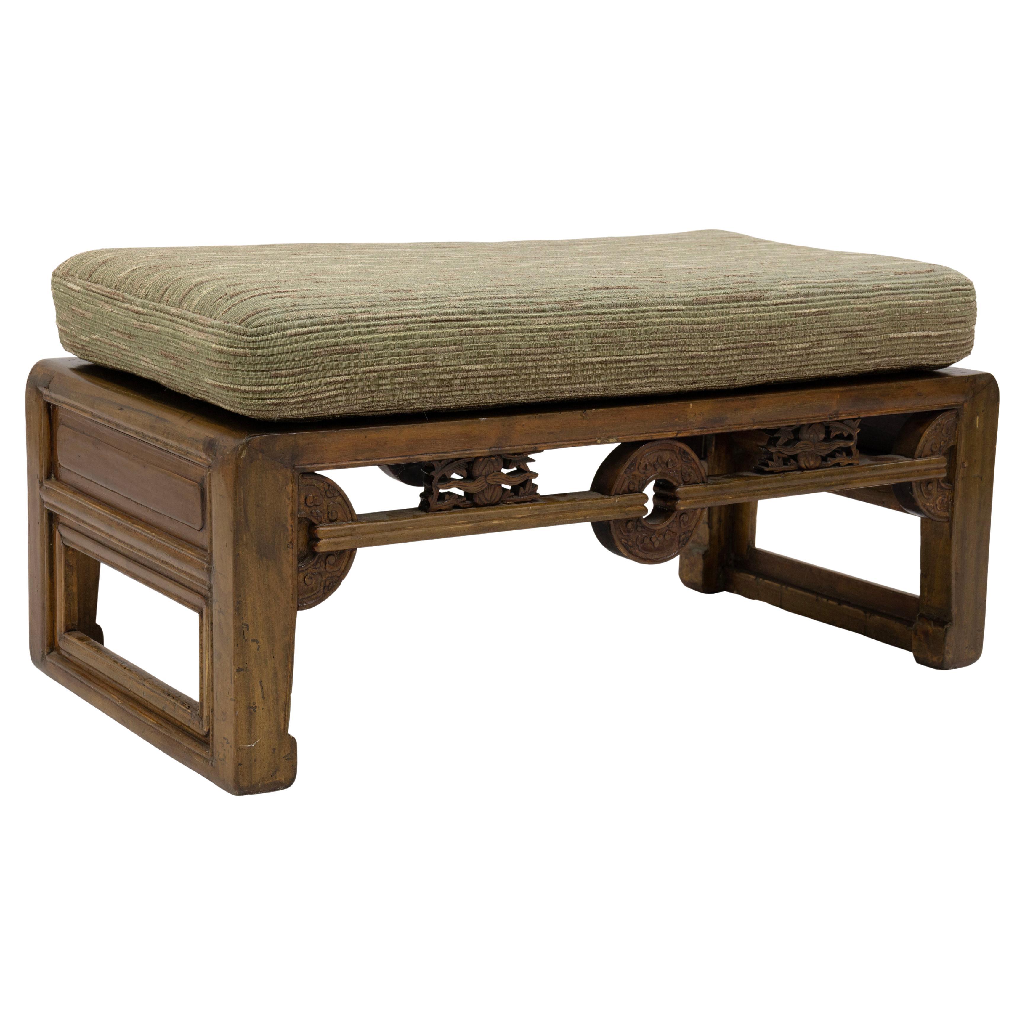 Banc asiatique ancien en bois sculpté avec dessus tapissé